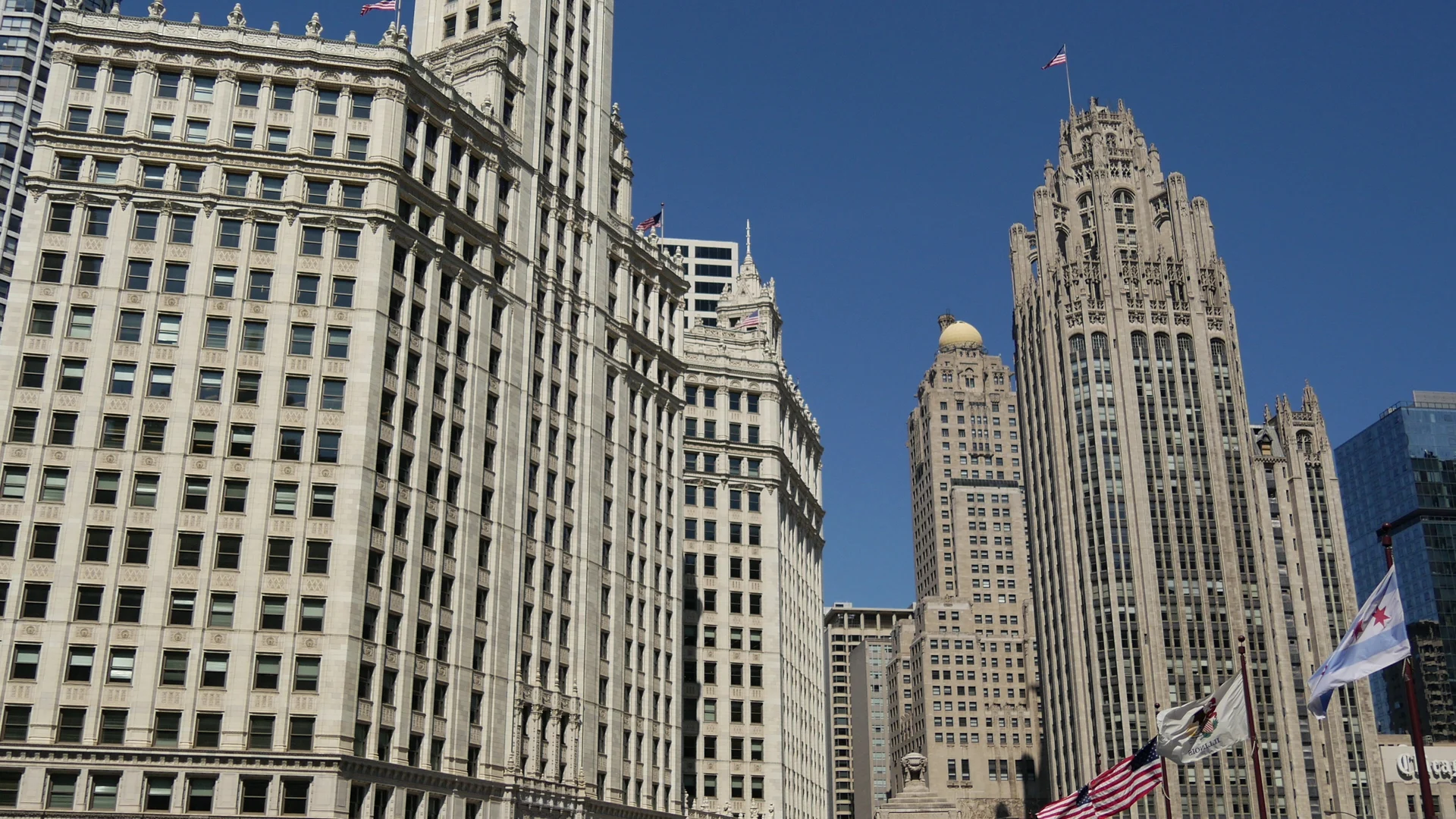 Der Uhrturm des Wrigley Building neben der DuSable Bridge in Chicago