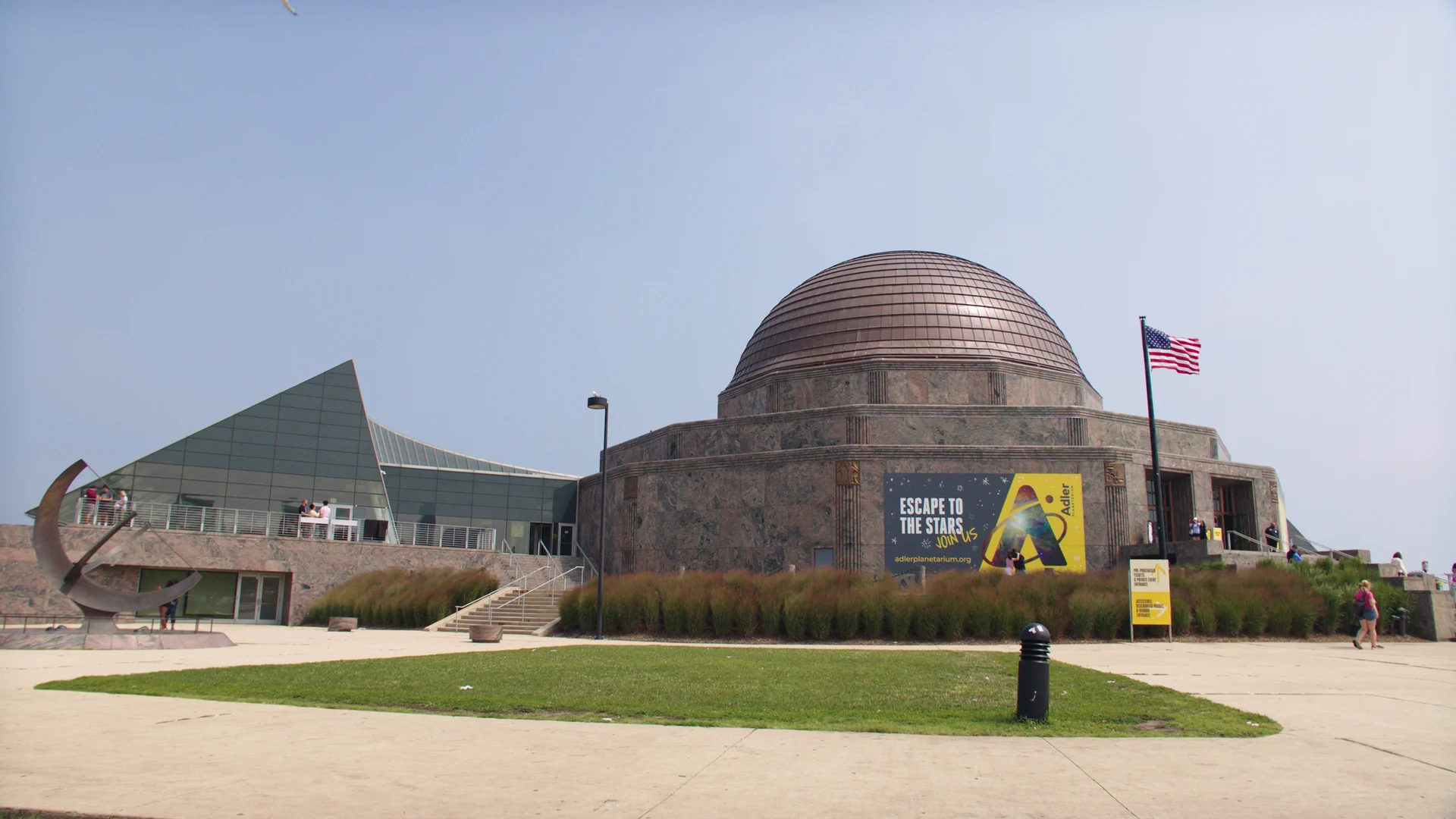 Kupferkuppel und Eingangsplatz des Adler Planetarium vom Boden aus gesehen