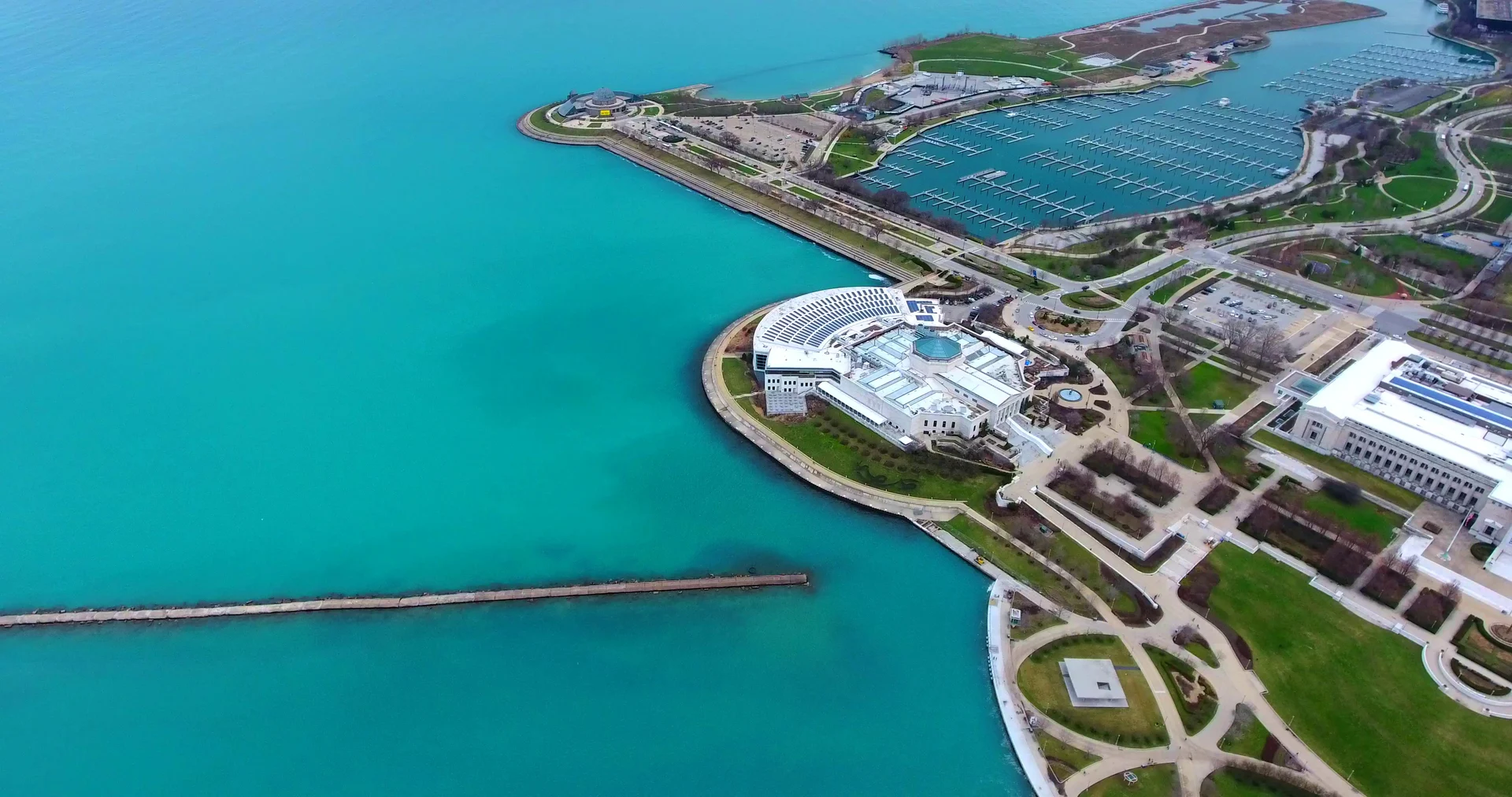 Shedd Aquarium und Museum Campus, umgeben vom türkisfarbenen Michigansee