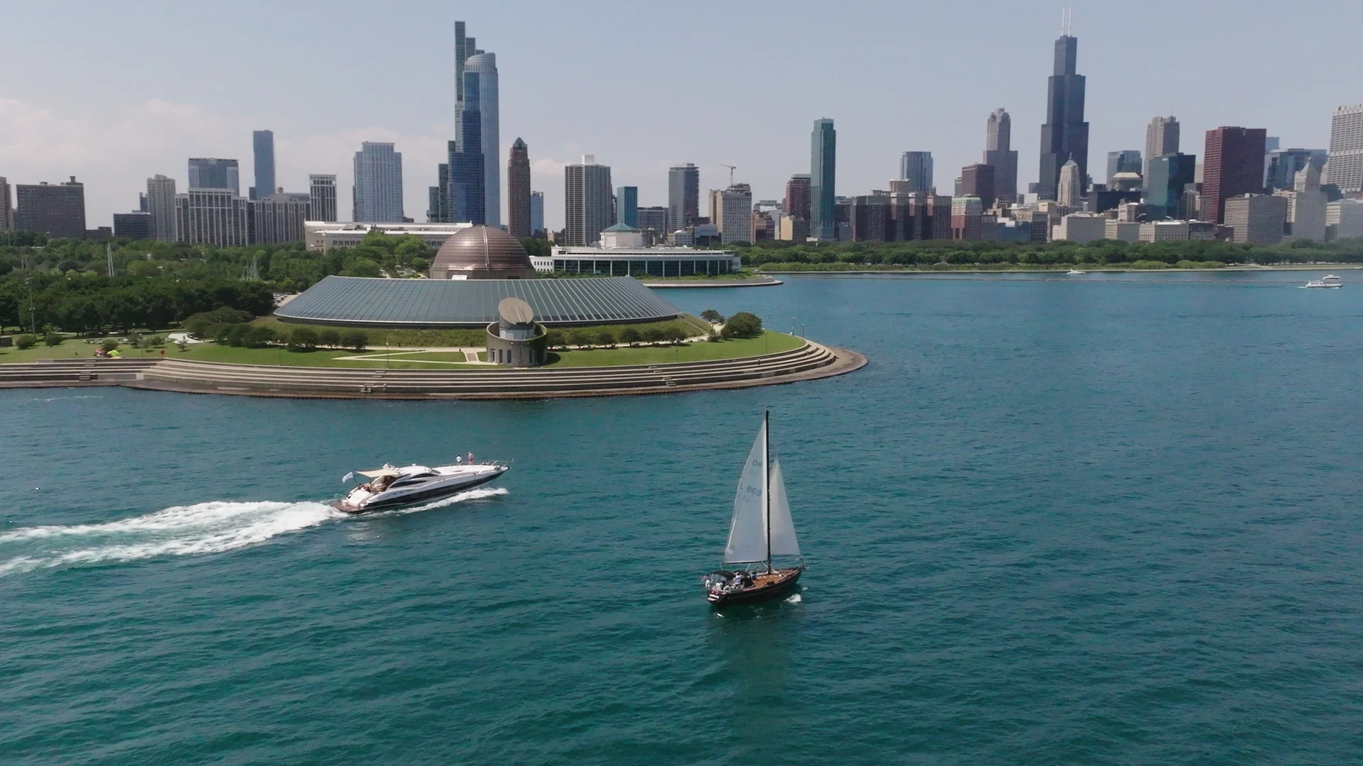 Adler Planetarium und Chicagos Skyline mit Booten auf dem Michigansee