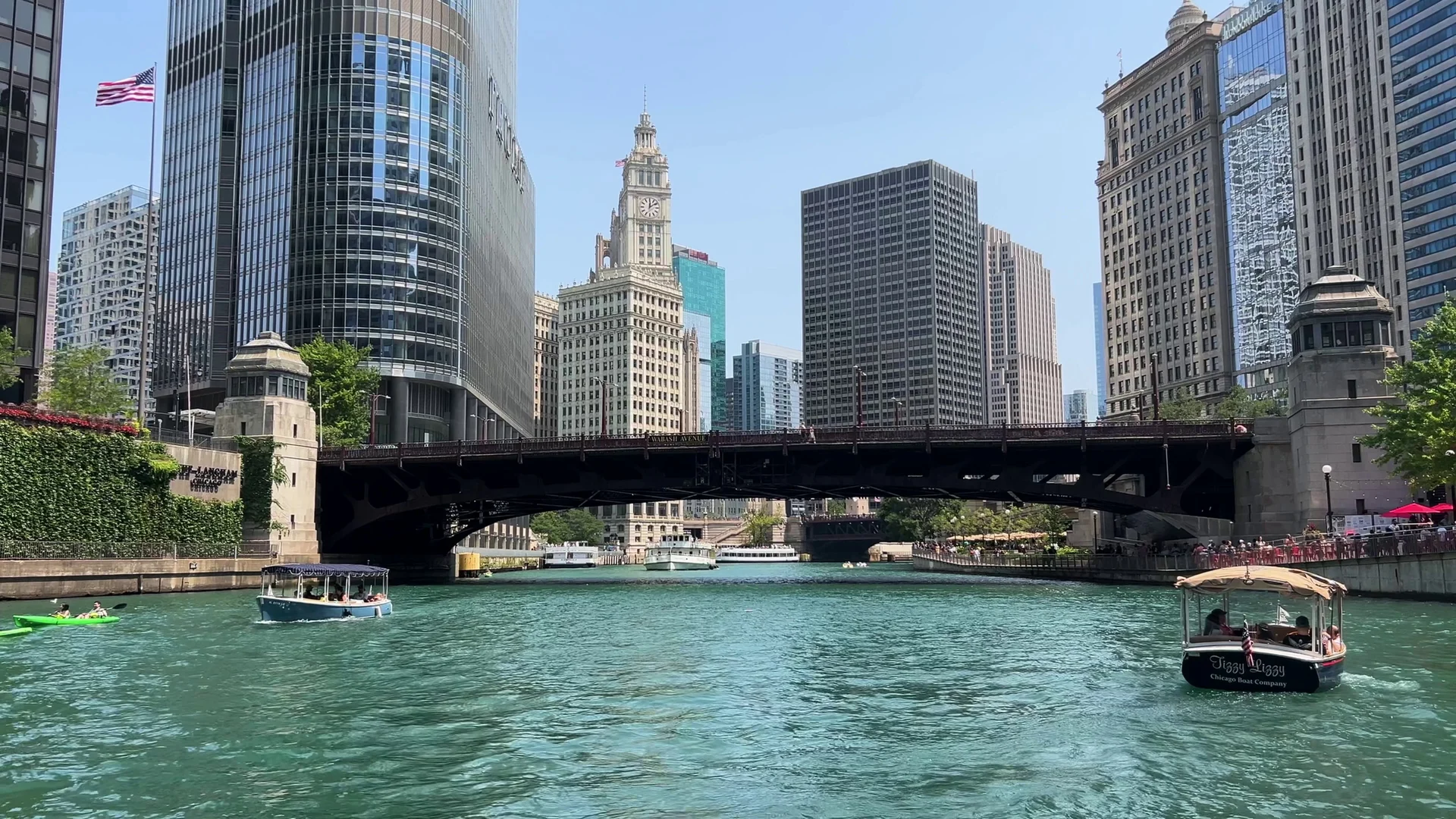 Ausflugsboote auf dem Chicago River unter der Wabash Avenue Bridge