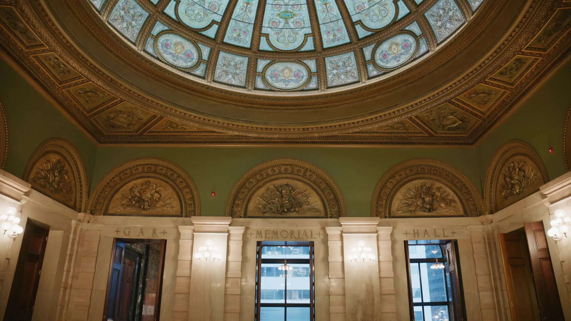 Buntglaskuppel und dekorierte Wände in der G.A.R. Memorial Hall des Chicago Cultural Center