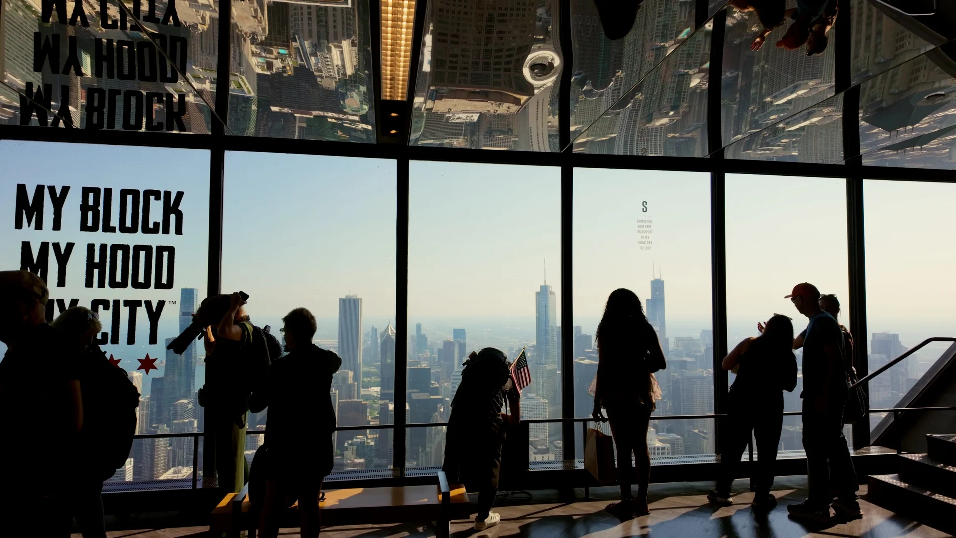Besucher schauen durch die Panoramafenster von 360 CHICAGO