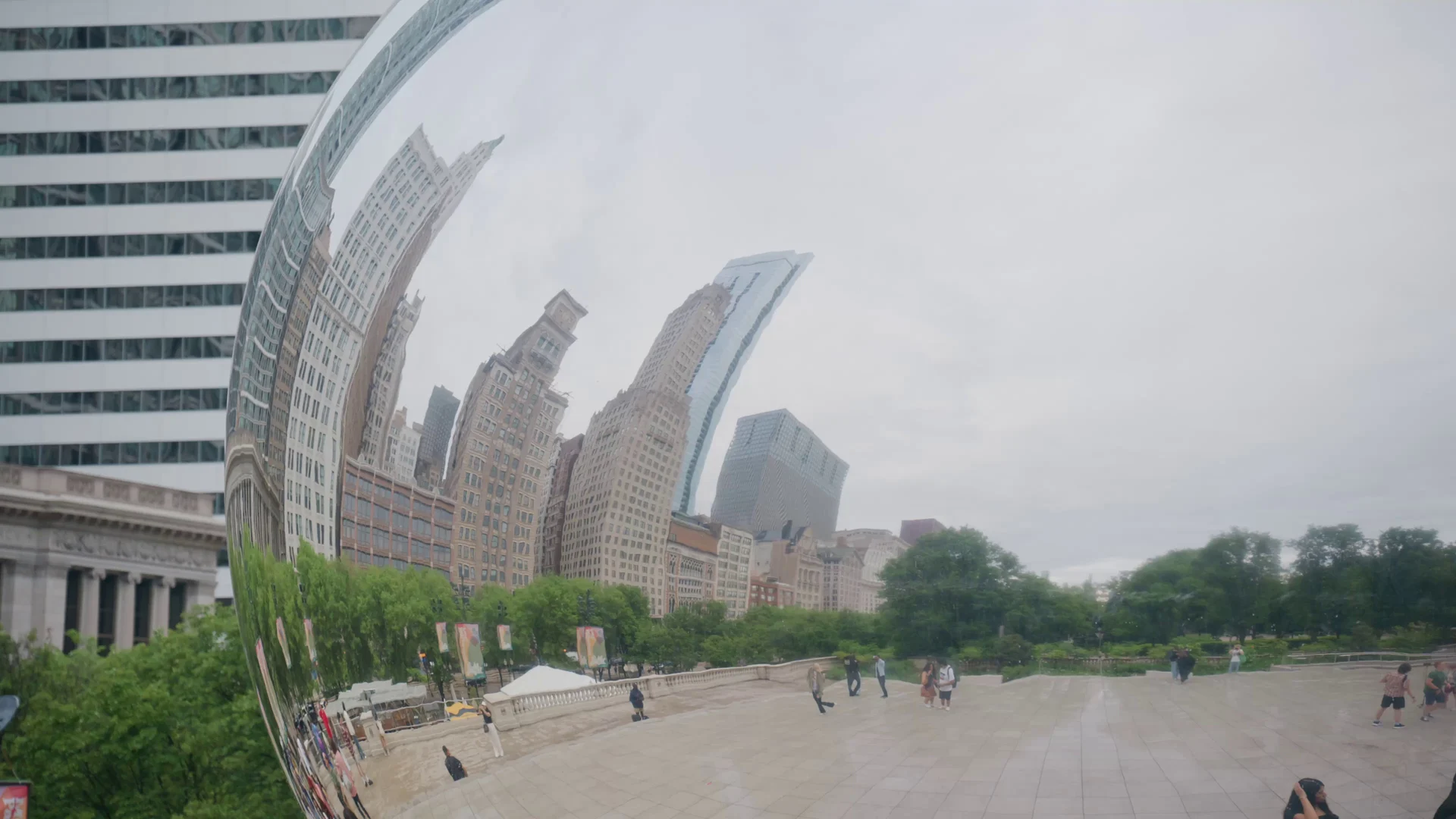 Die verzerrte Skyline Chicagos spiegelt sich in der polierten Oberfläche von Cloud Gate