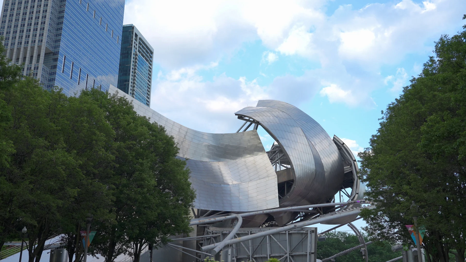 Geschwungene Edelstahlformen des Jay Pritzker Pavilion in Chicago