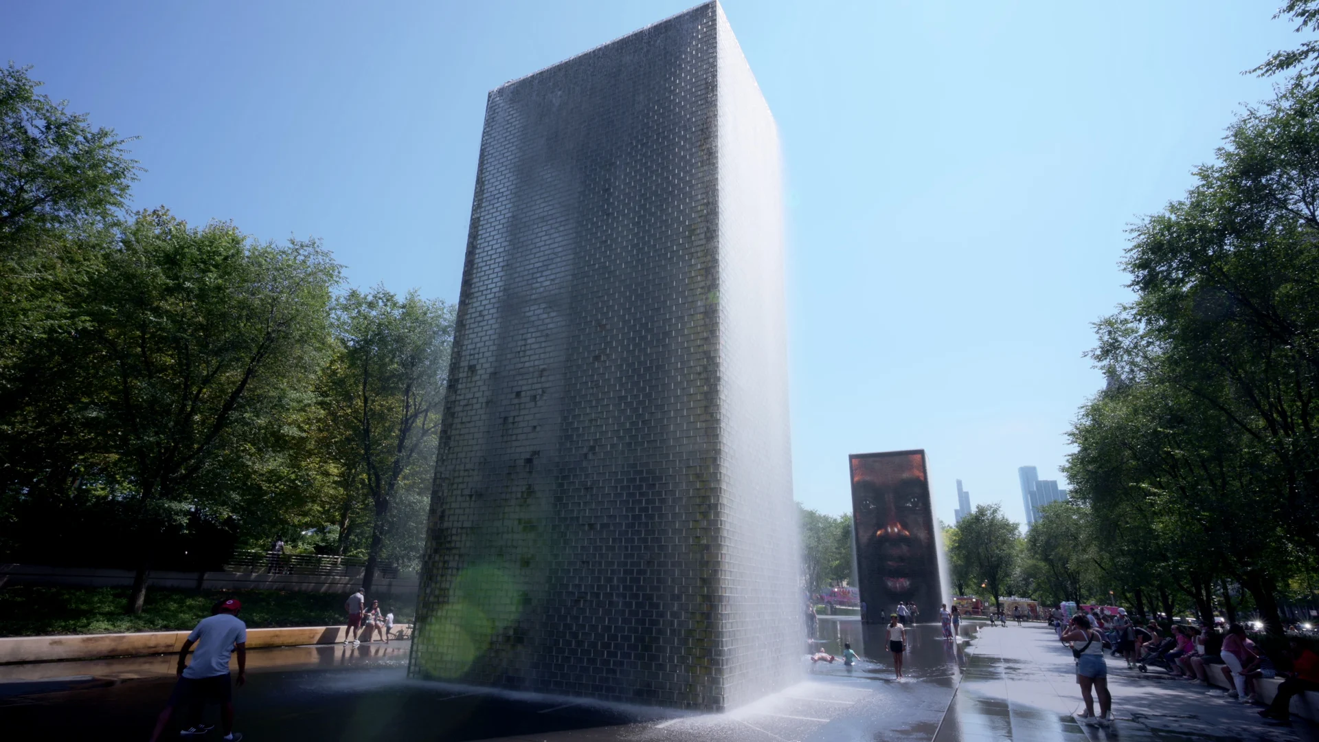 Die Türme der Crown Fountain und das Spiegelbecken im Millennium Park