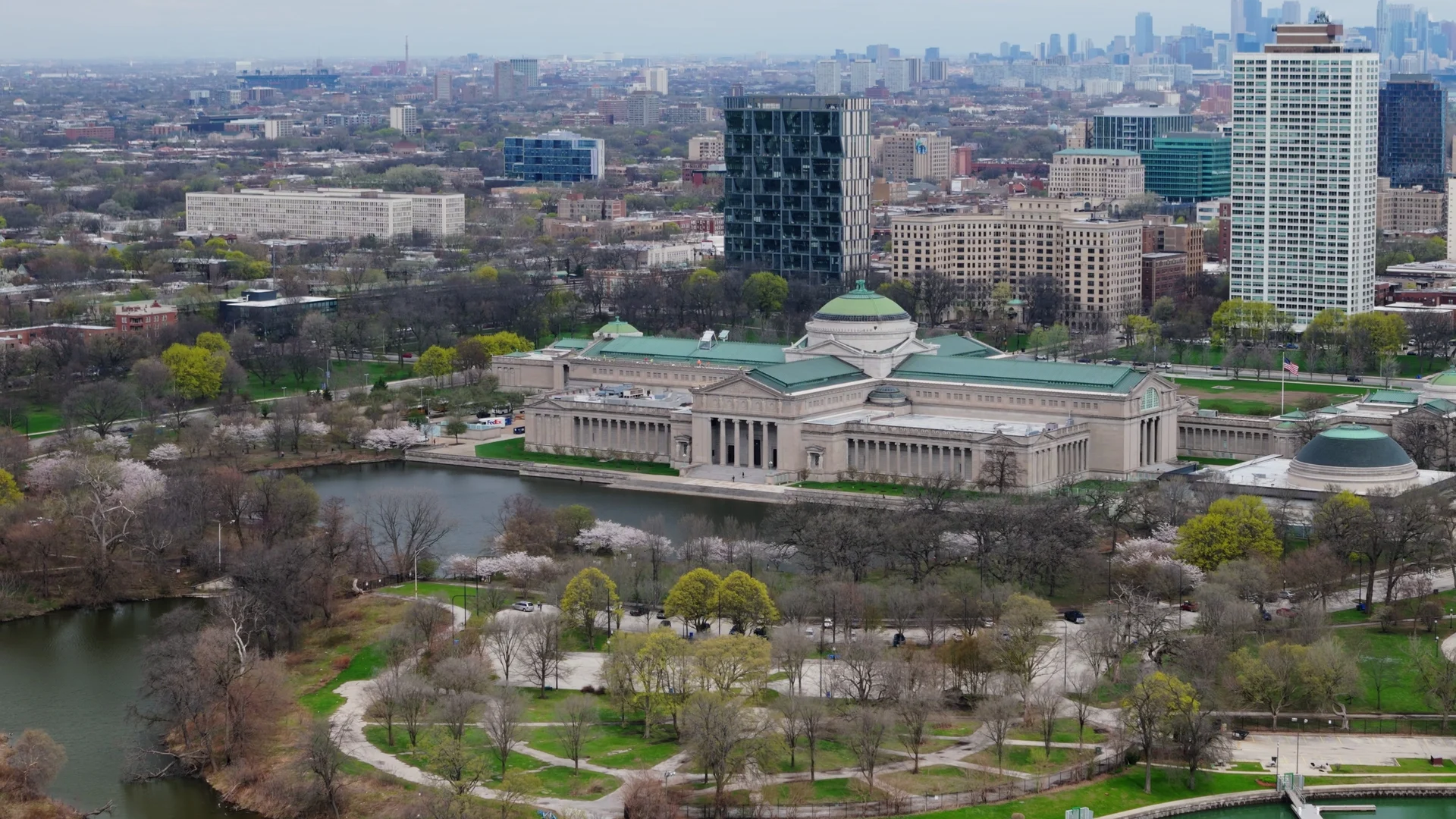 Griffin Museum of Science and Industry und die umgebende Lagune im Jackson Park von oben