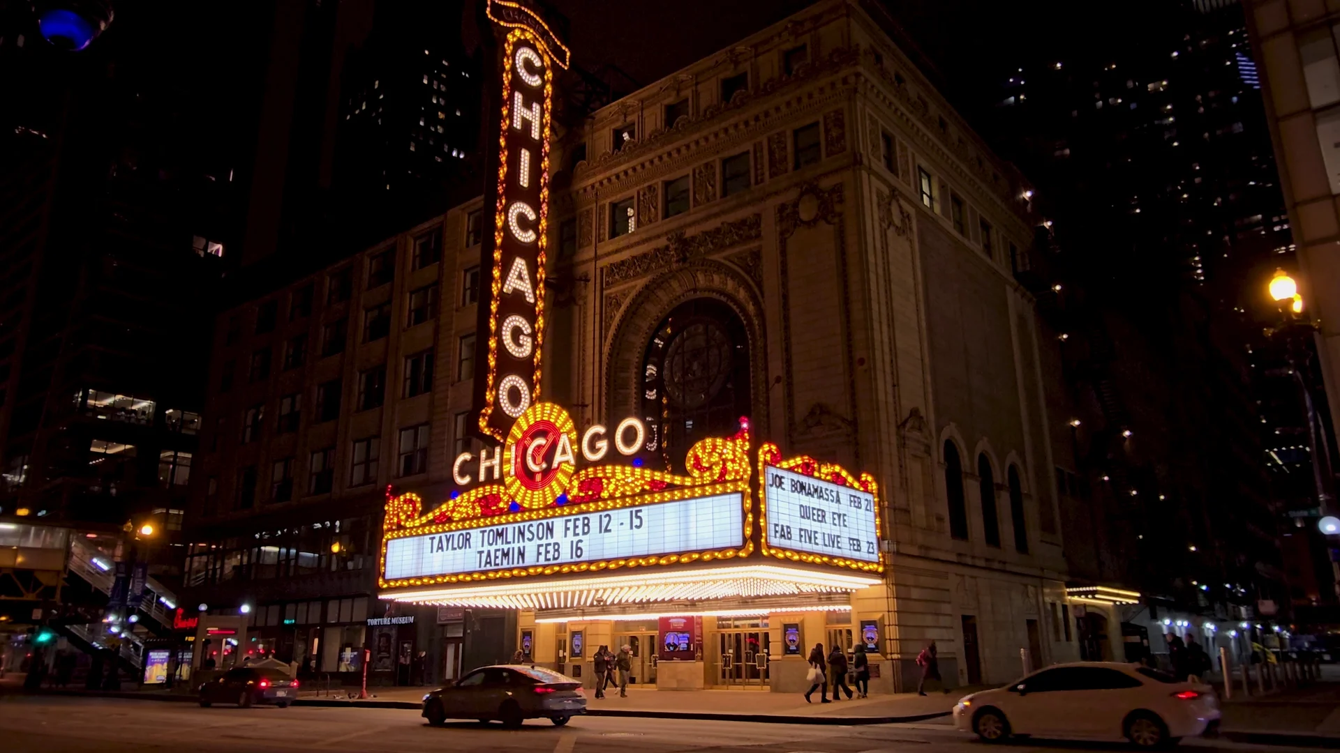 Beleuchtete Fassade und Leuchtreklame des Chicago Theatre bei Nacht