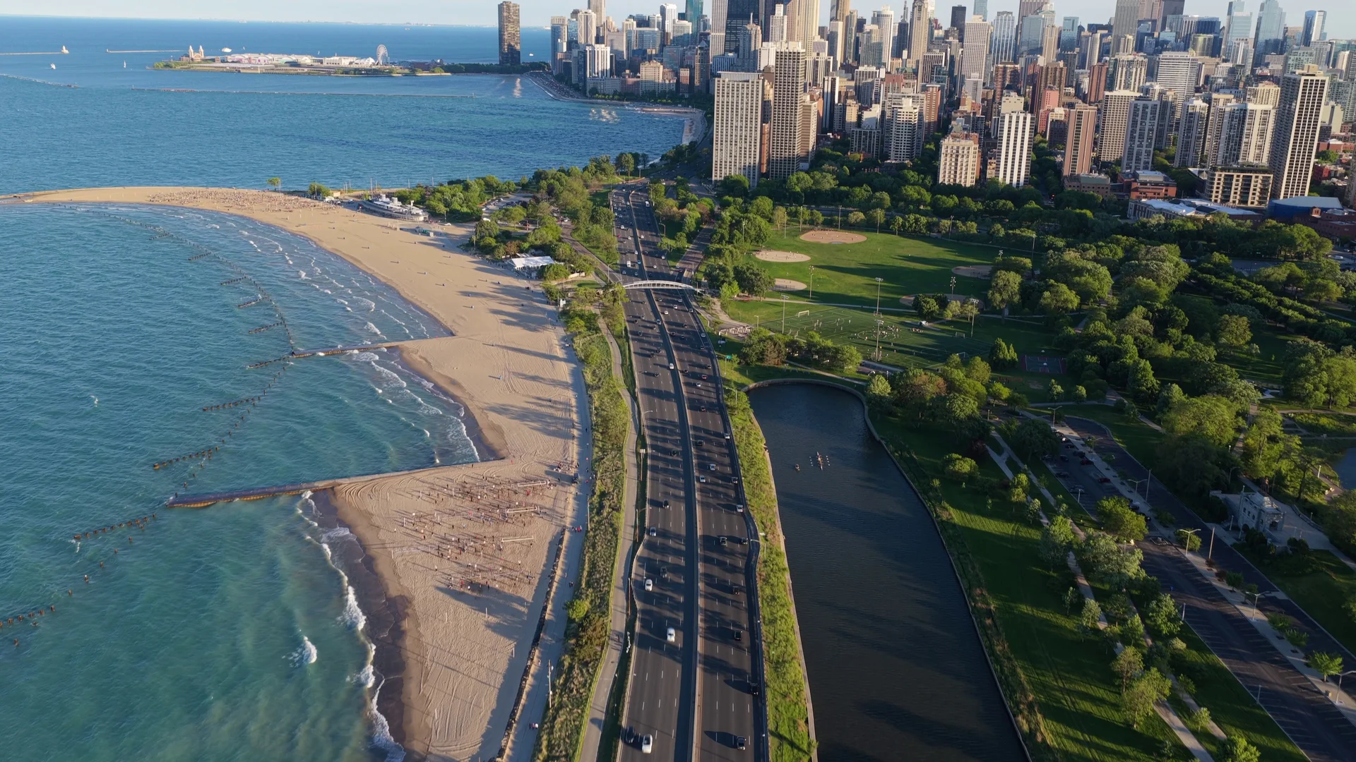 North Avenue Beach und Chicagos Uferlinie von oben