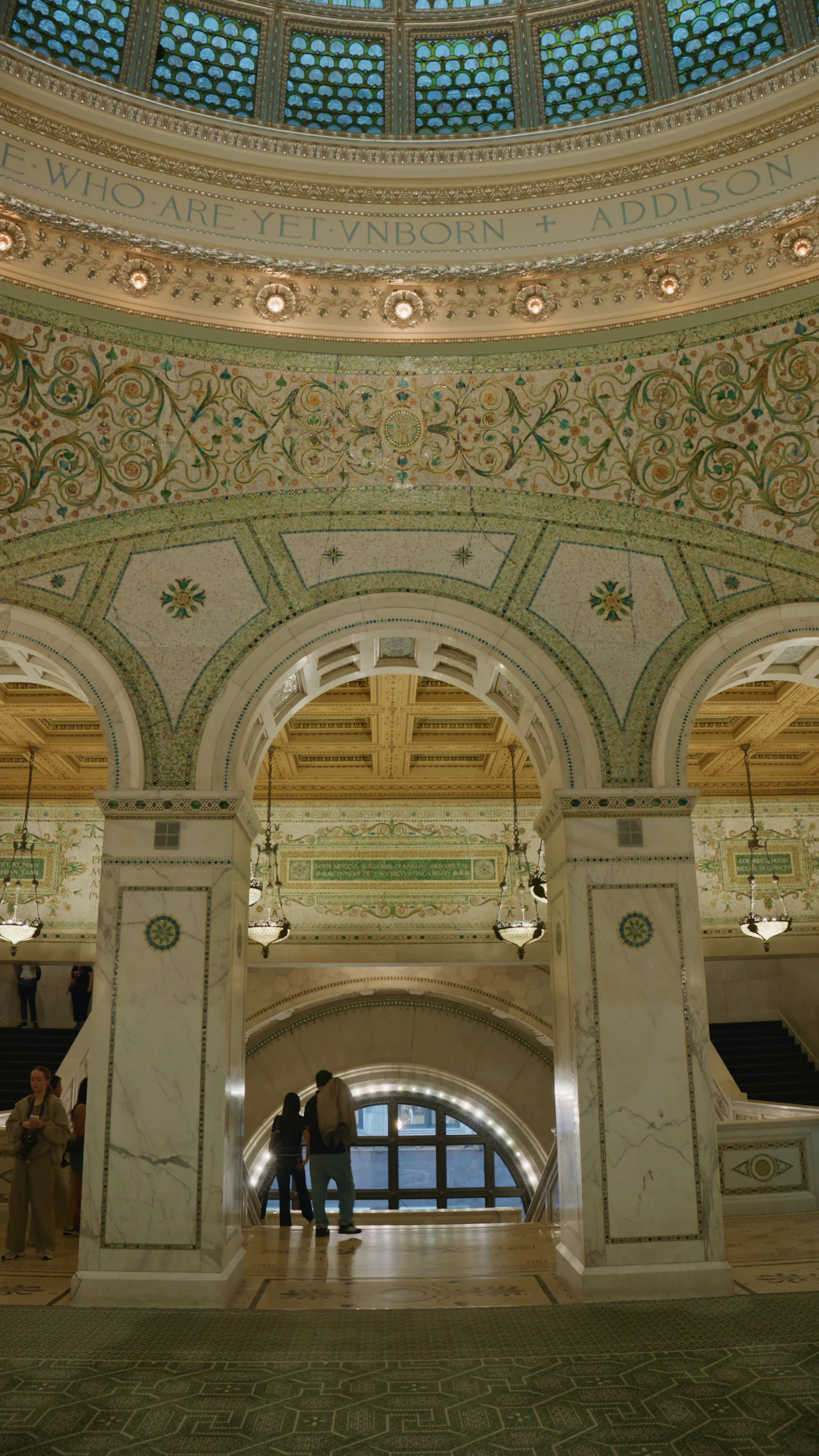 Tiffany-Kuppel und Marmorbögen in der Preston Bradley Hall des Chicago Cultural Center