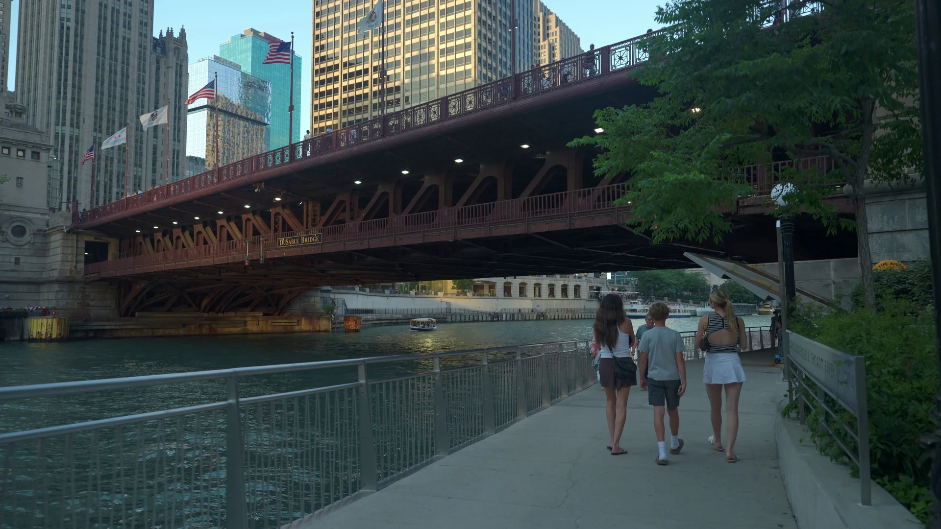 Spaziergänger auf dem Chicago Riverwalk unter der DuSable Bridge