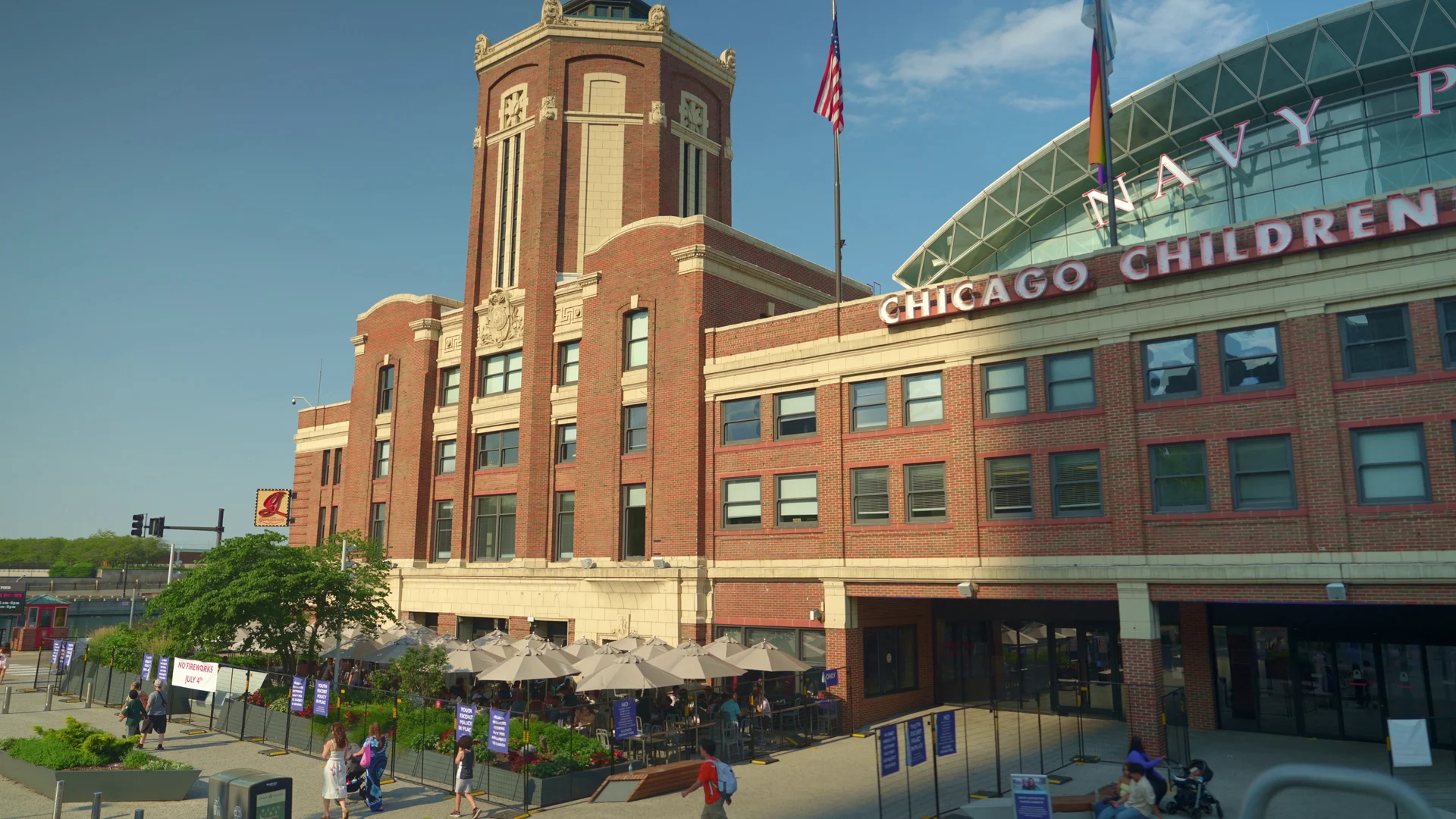 Backsteinturm und Eingangsfassade mit Bögen am Navy Pier in Chicago