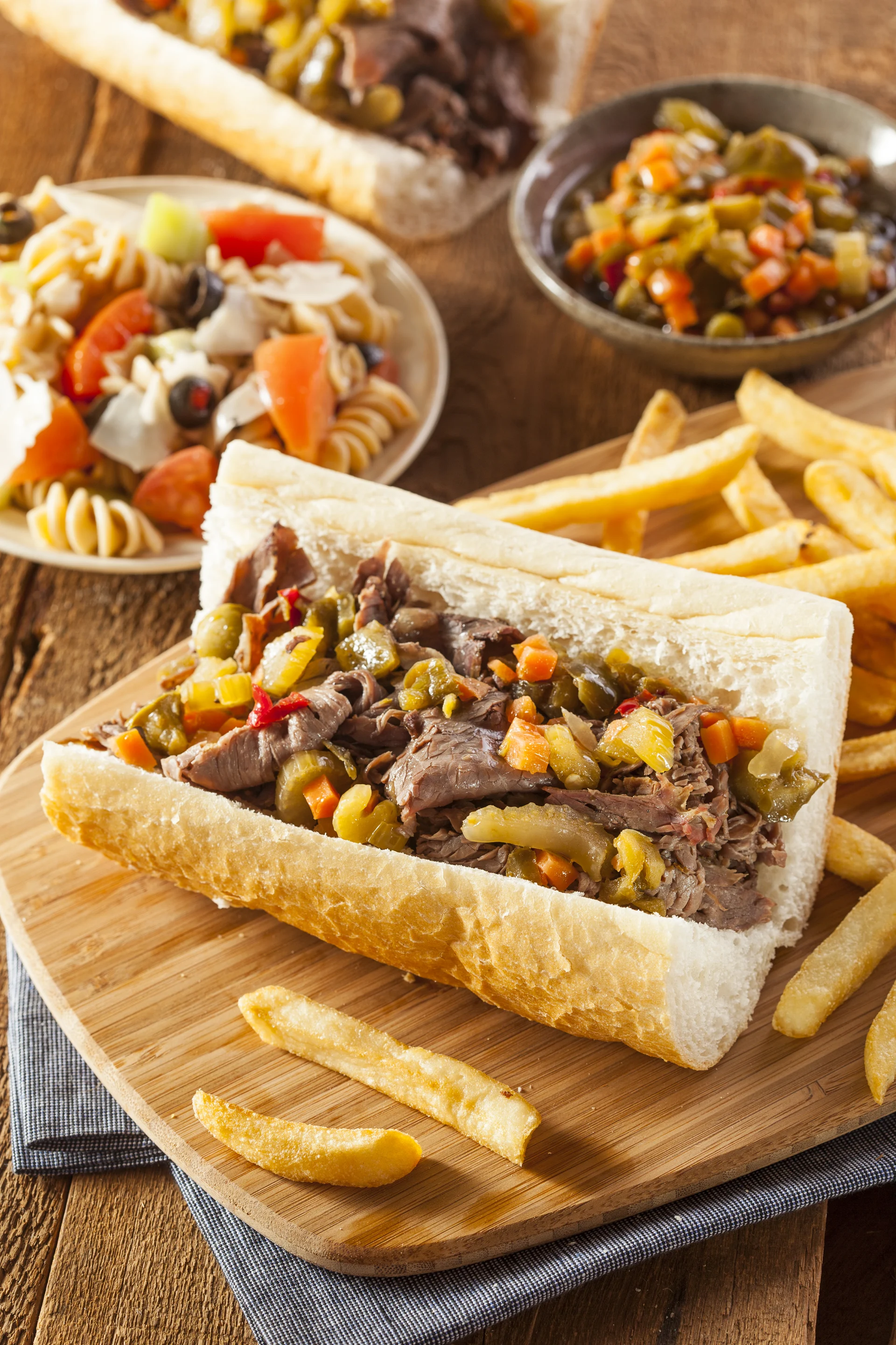 Italian-Beef-Sandwich mit Giardiniera neben Pommes frites