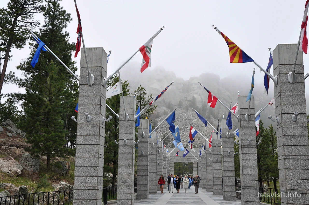 Avenue of Flags som leder mot Mount Rushmore i dimman