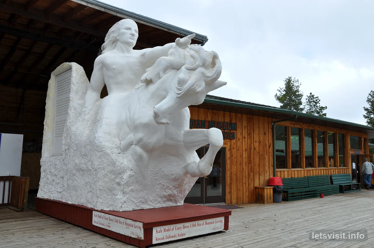 En skalenlig utomhusmodell visar den planerade hästen och ryttaren vid Crazy Horse Memorial