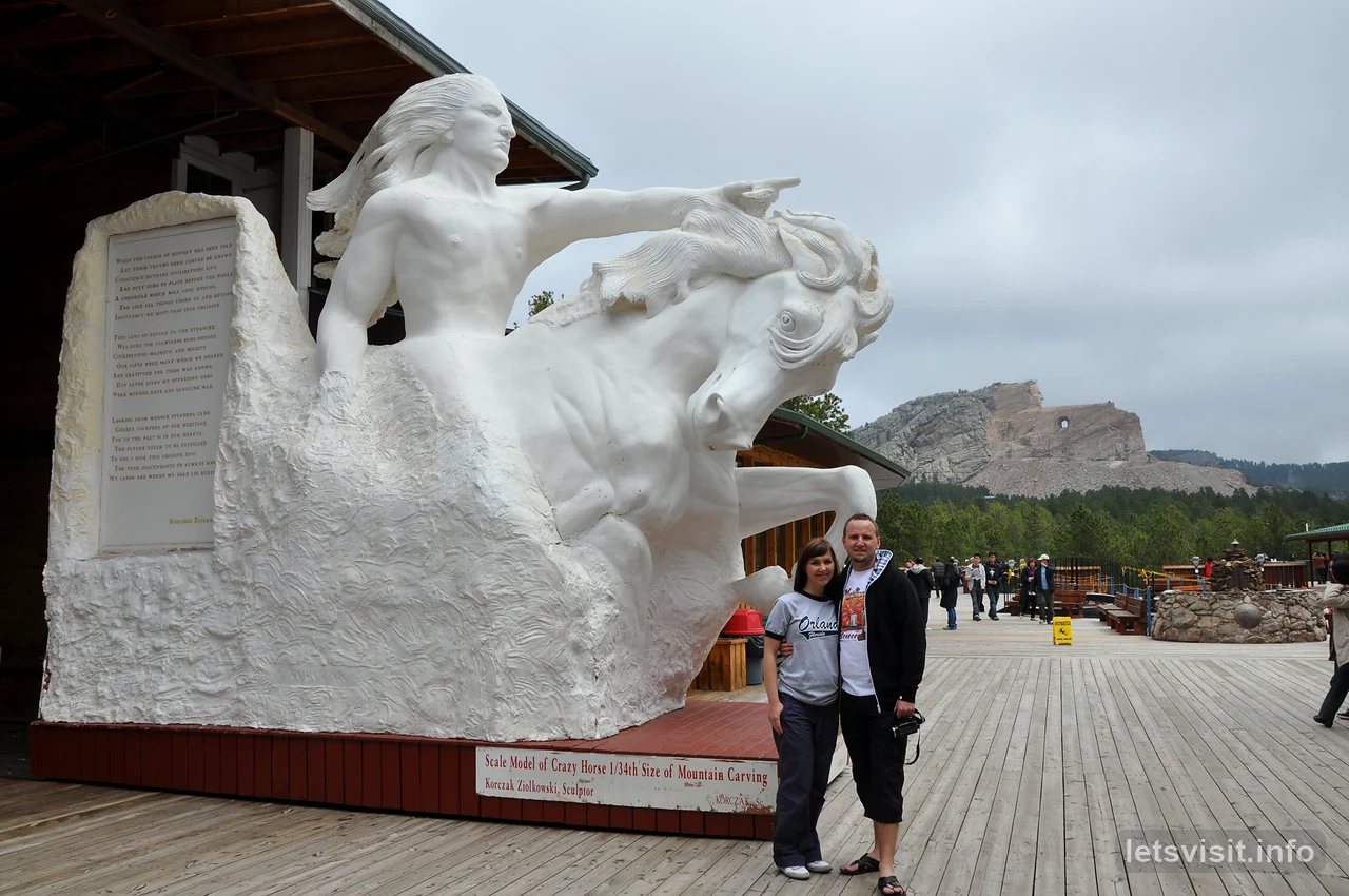 Tillsammans bredvid utomhusmodellen, med Crazy Horse-skulpturen i berget på avstånd