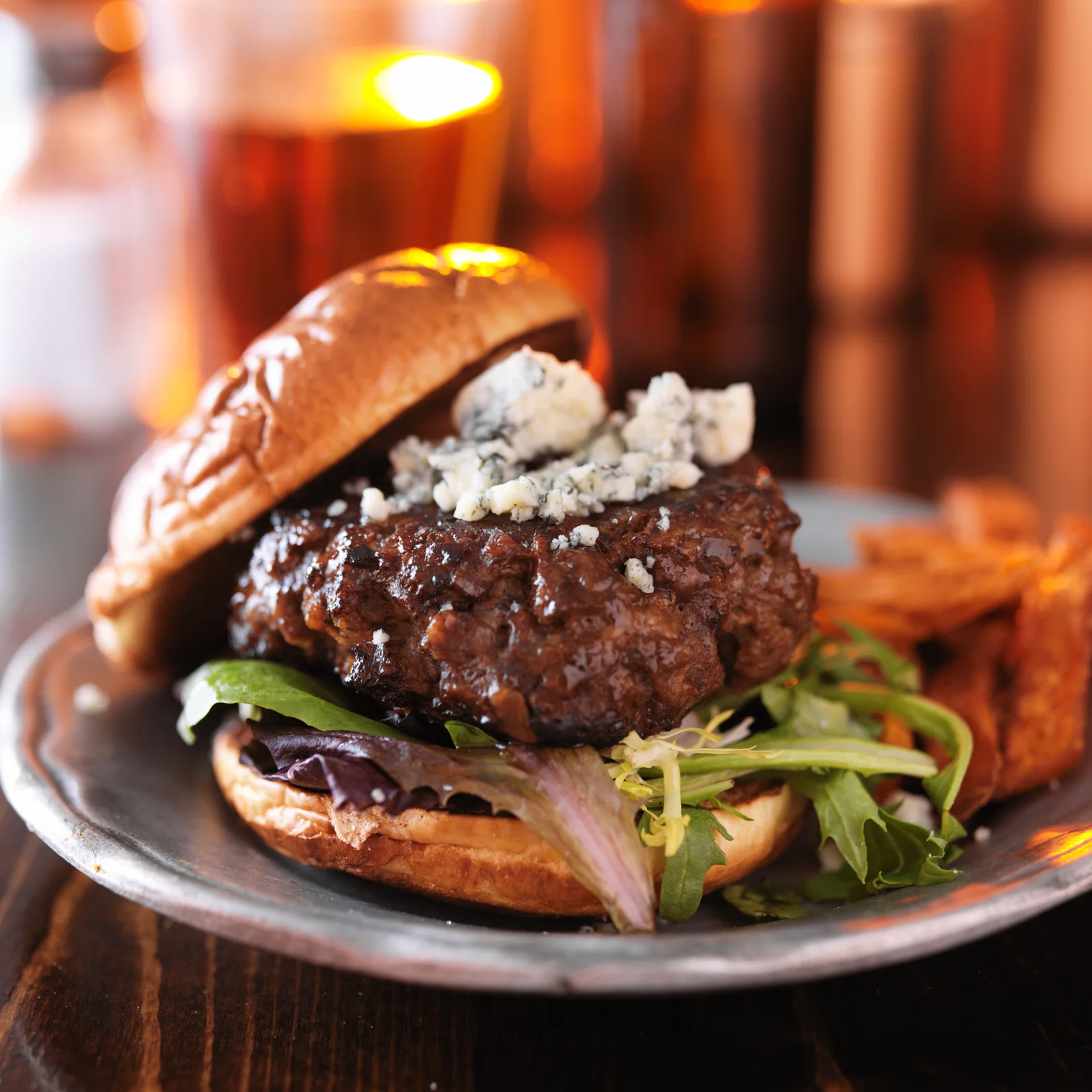 Burger với phô mai xanh và rau xanh