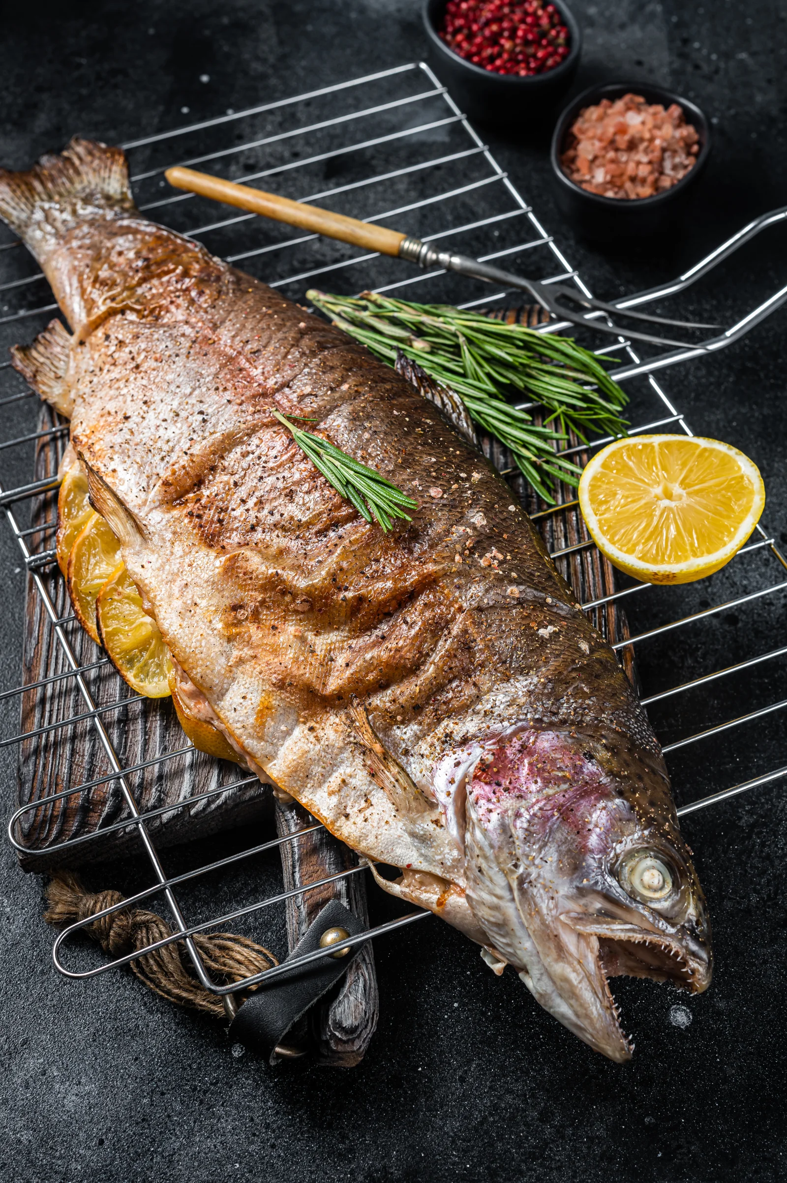 Cá trout nướng với hương thảo và chanh