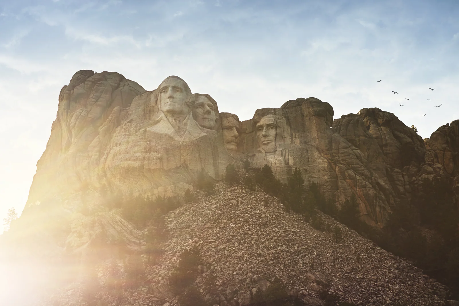 Gương mặt các tổng thống tại Mount Rushmore phía trên đá granite xung quanh