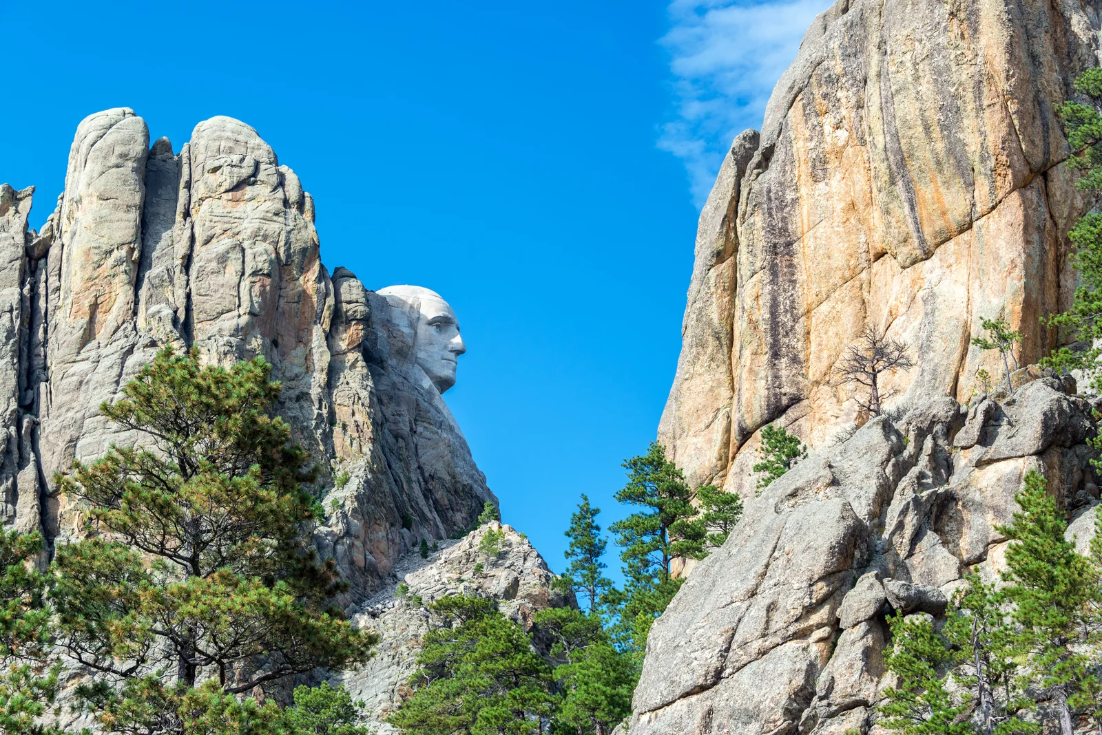Góc nghiêng George Washington tại Mount Rushmore giữa các khối granite