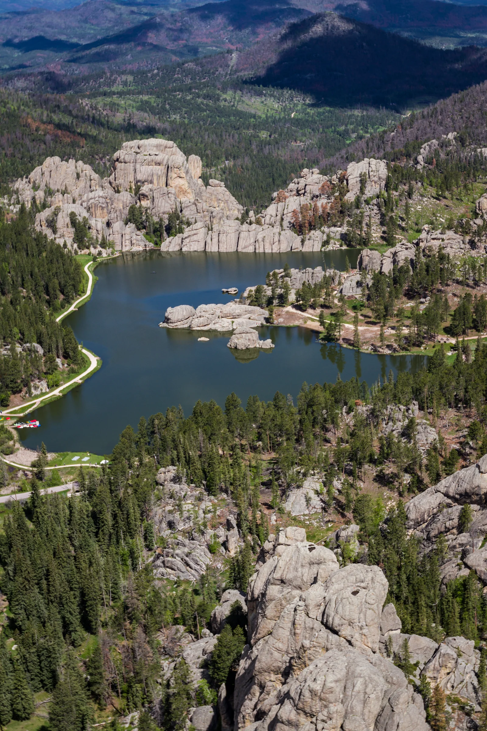 Sylvan Lake và Black Hills xung quanh từ trên cao