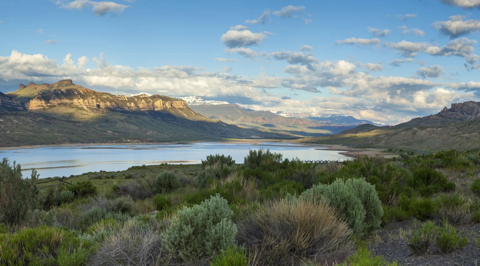 Buffalo Bill Reservoir dưới dãy Absaroka
