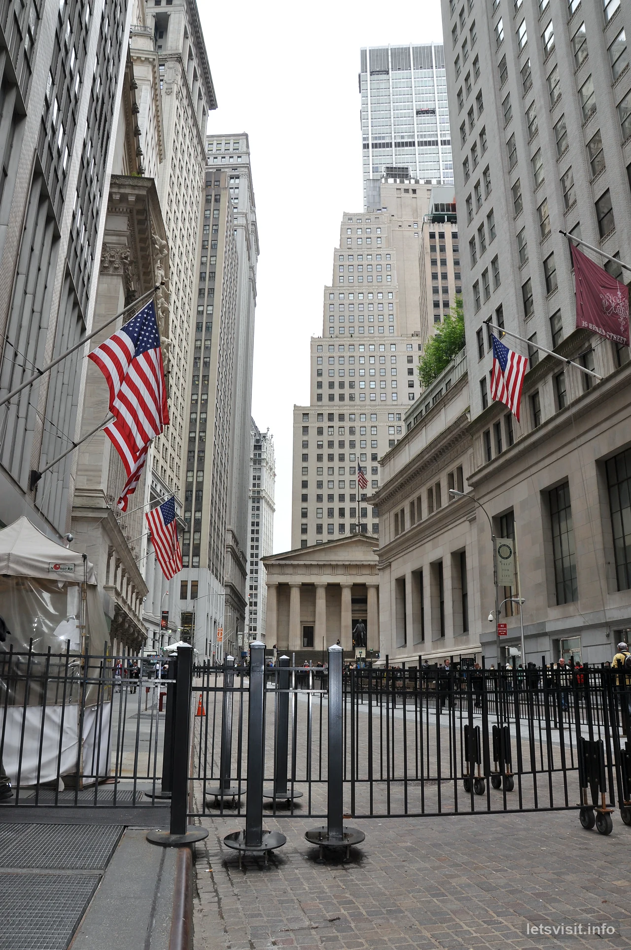 Bendera Amerika dan bangunan batu tinggi sepanjang Broad Street