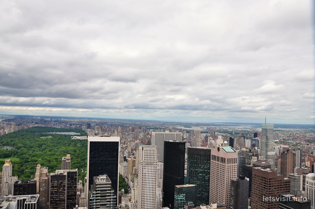 Central Park terbentang ke utara antara bangunan Manhattan