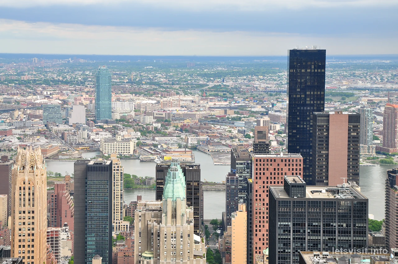 Menara Midtown dengan East River dan bangunan di seberangnya
