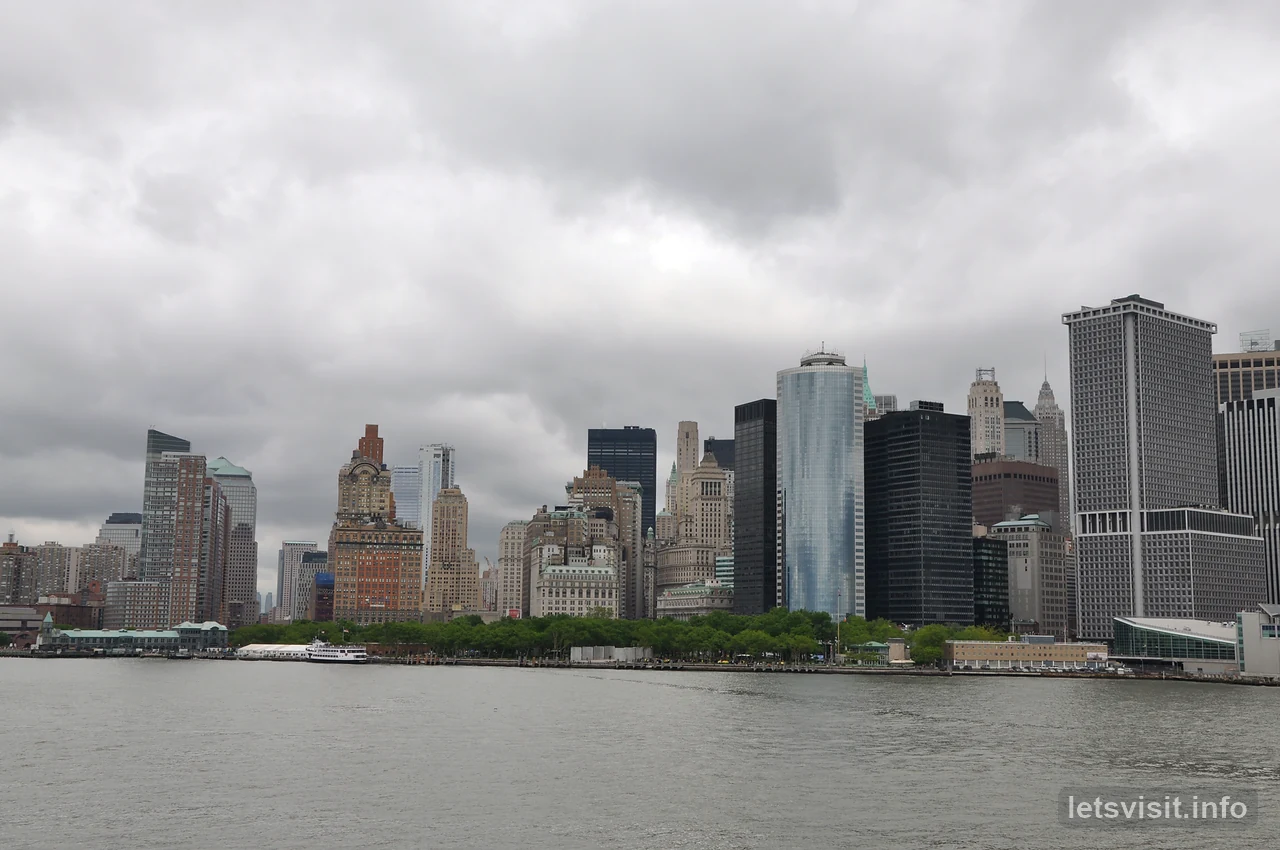 Menara persisiran dan bangunan lama dilihat merentasi Pelabuhan New York