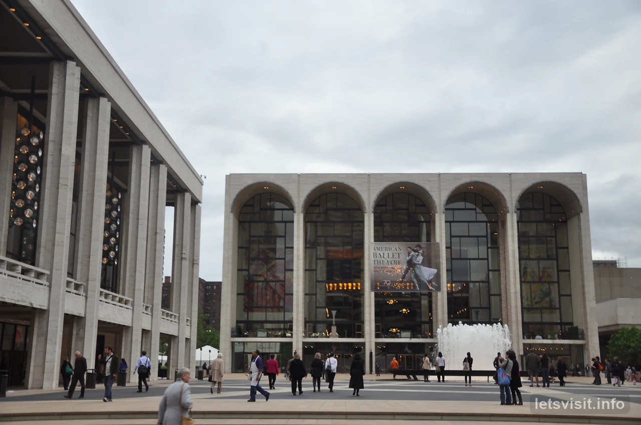 Fasad Metropolitan Opera dan air pancut plaza di Lincoln Center