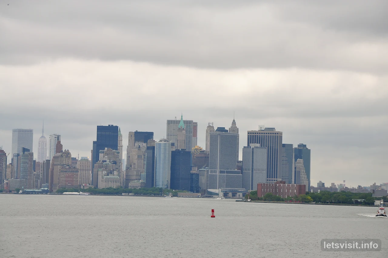 Bangunan Lower Manhattan dilihat dari air