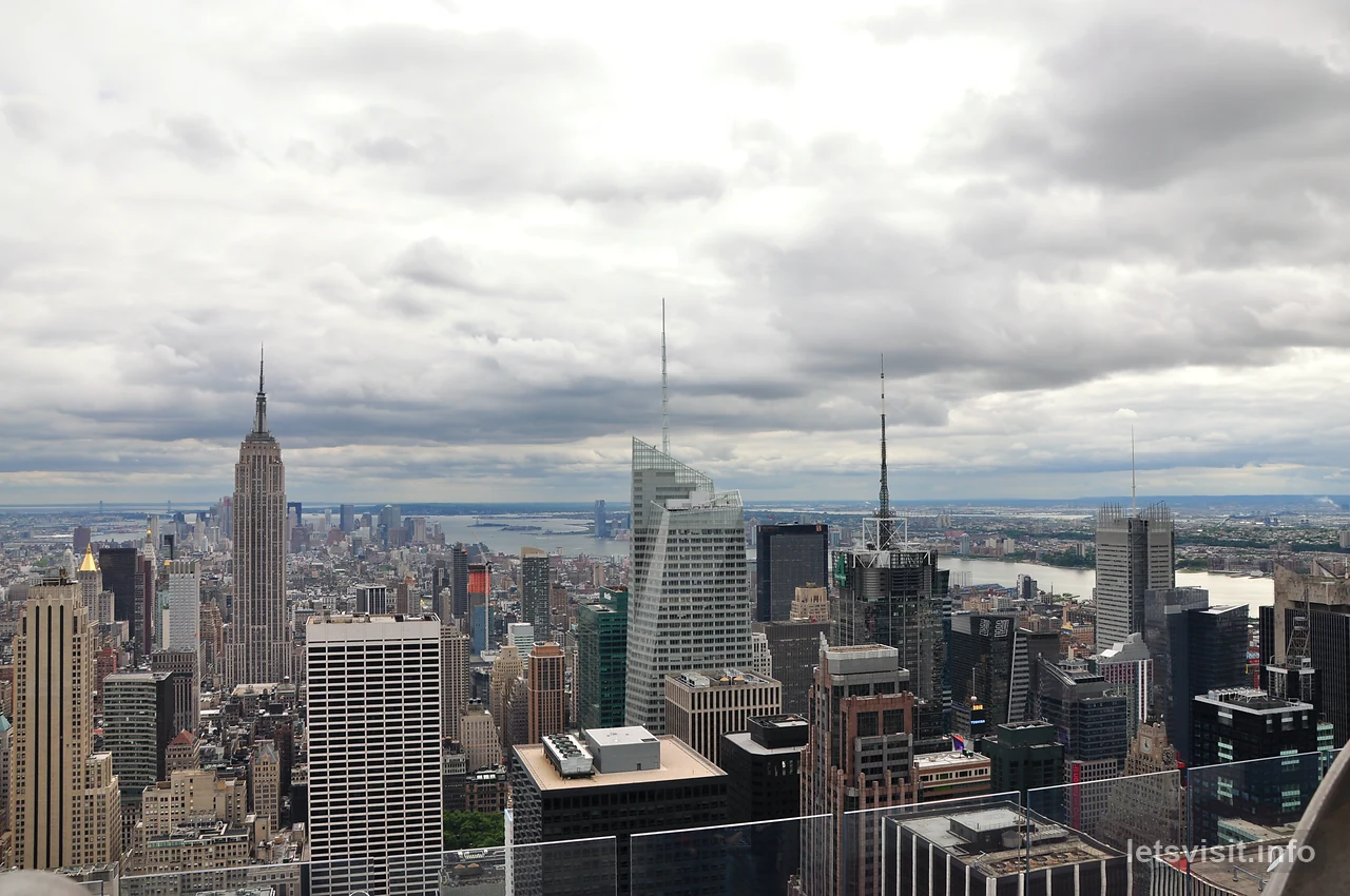 Bumbung Midtown dan latar langit jauh di bawah langit berawan