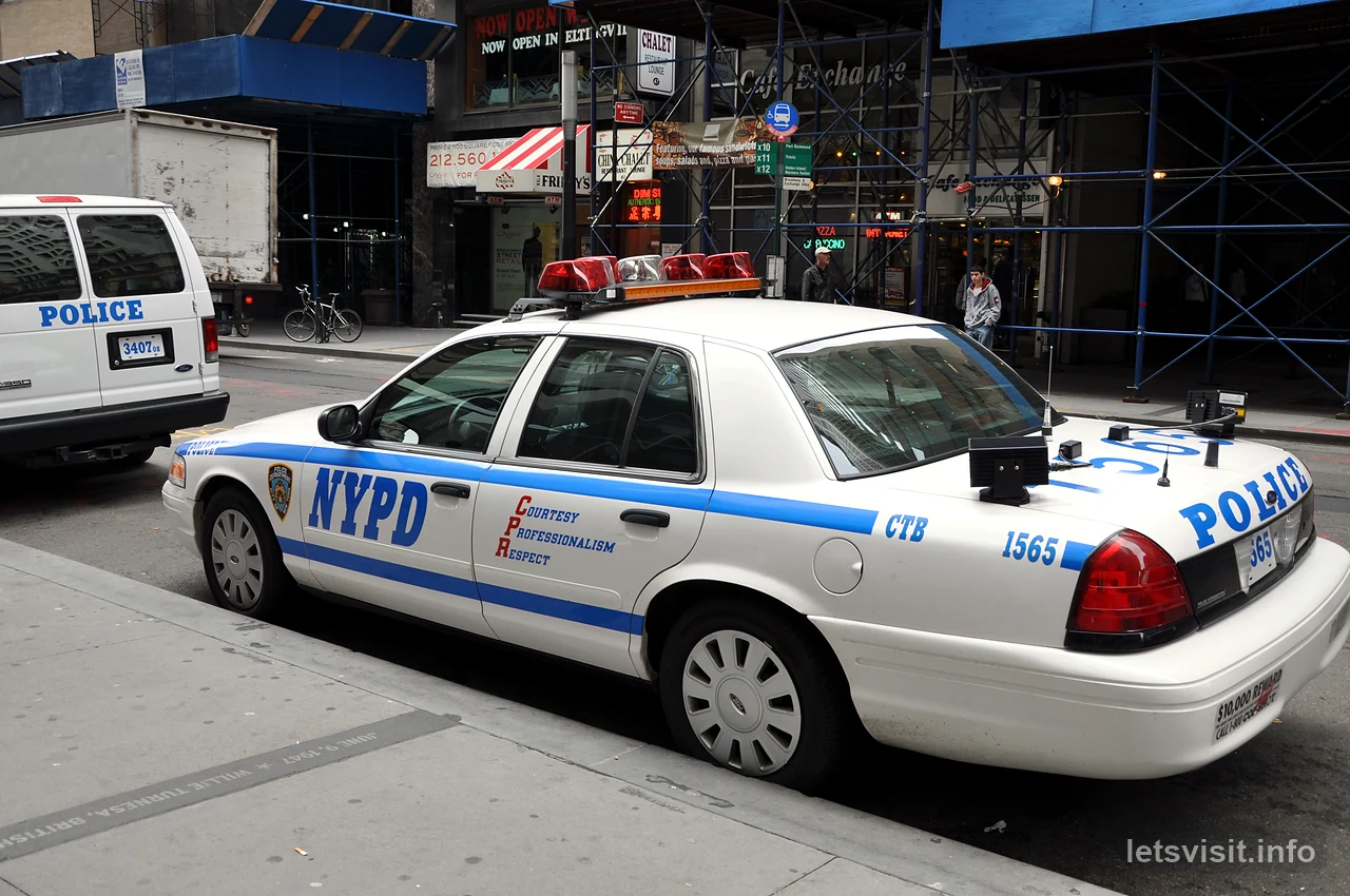 Kereta peronda NYPD di sisi jalan Manhattan