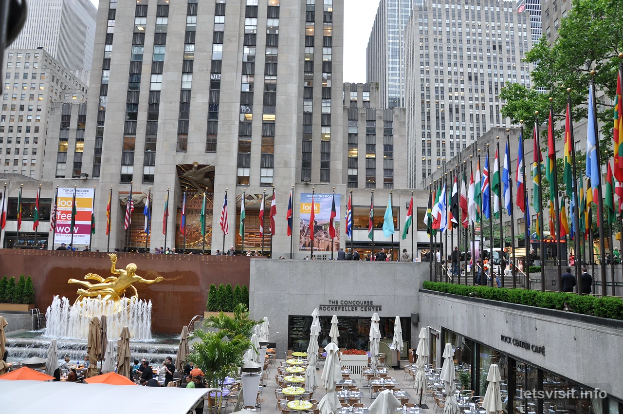 Arca Prometheus emas di bawah bendera Rockefeller Center