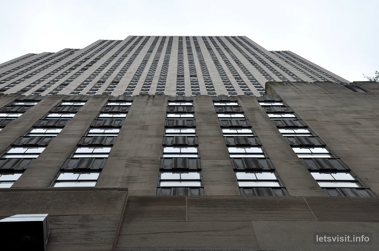 Deretan tingkap menjulang pada menara Rockefeller Center