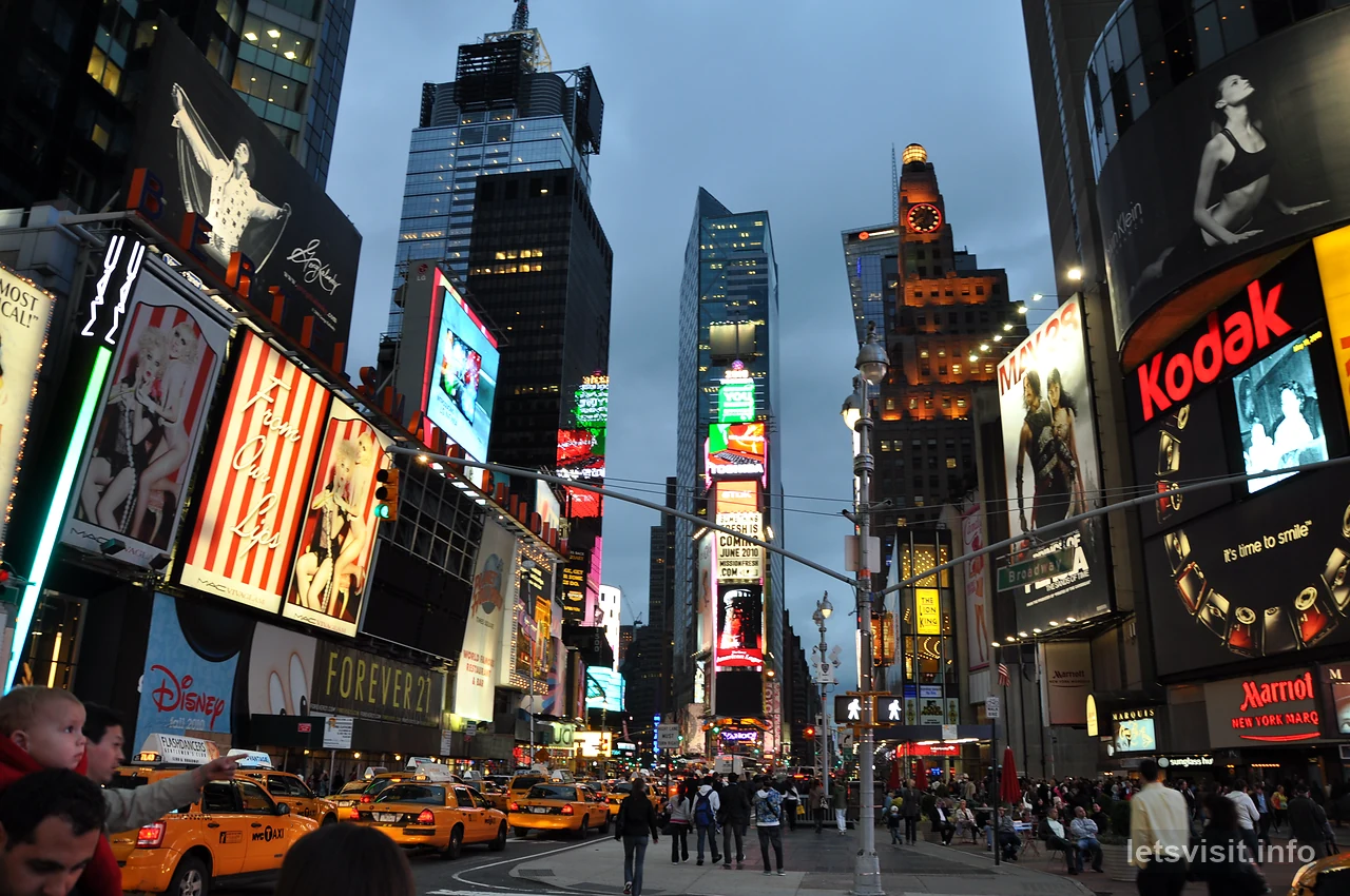 Orang ramai, teksi kuning dan iklan bercahaya di Times Square