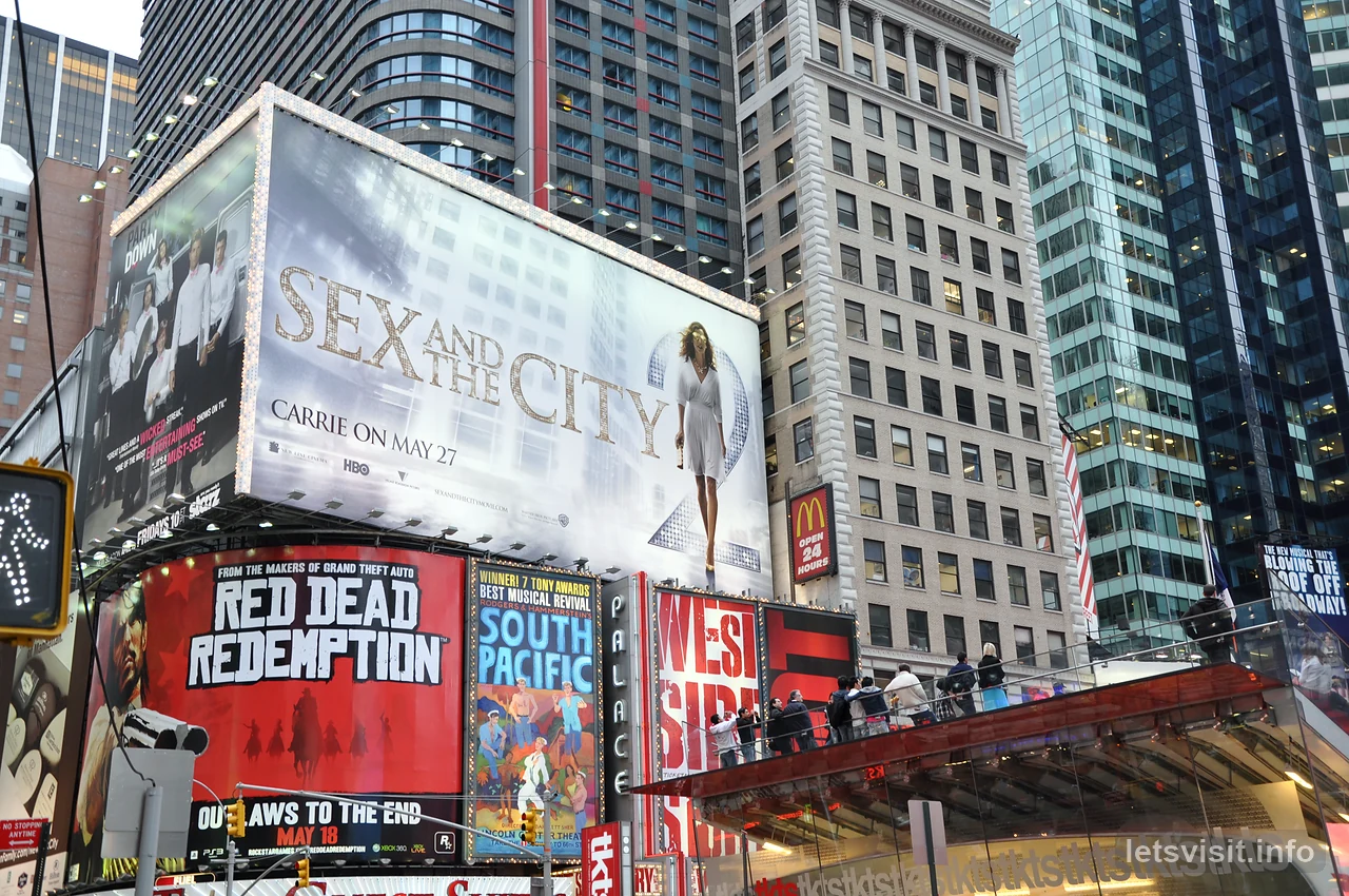 Papan iklan Sex and the City 2 di atas jalan Times Square