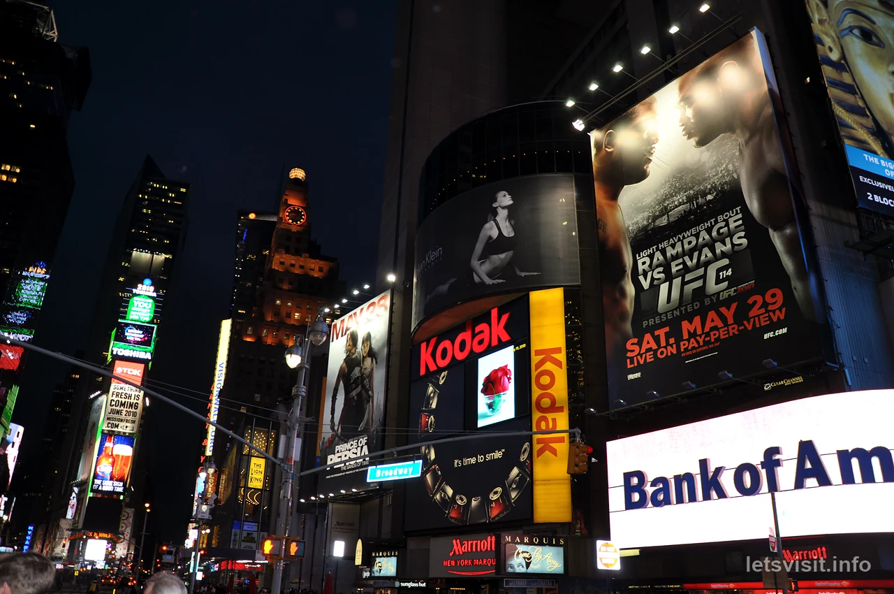Papan tanda Times Square bercahaya termasuk iklan Prince of Persia
