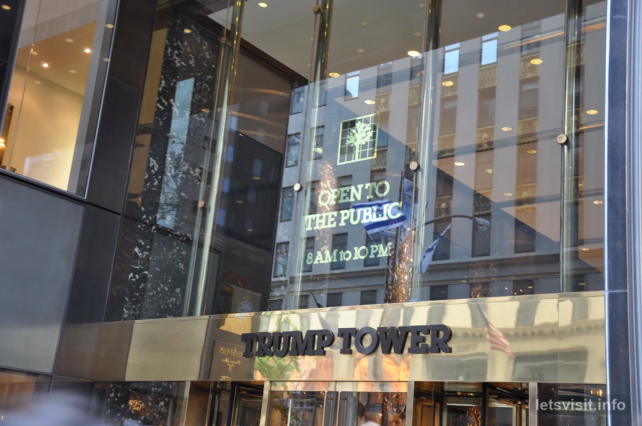 Huruf emas Trump Tower di atas pintu masuk Fifth Avenue