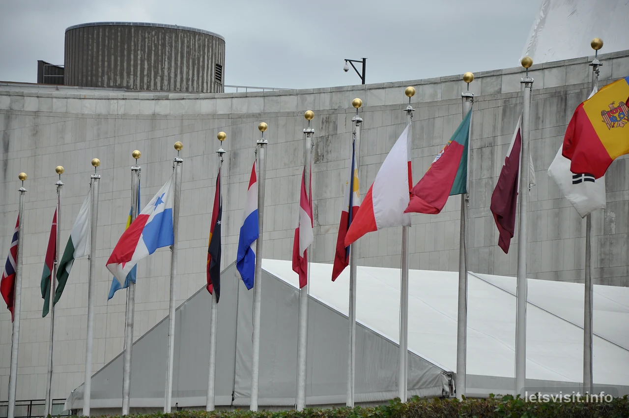 Bendera negara di luar bangunan PBB yang melengkung