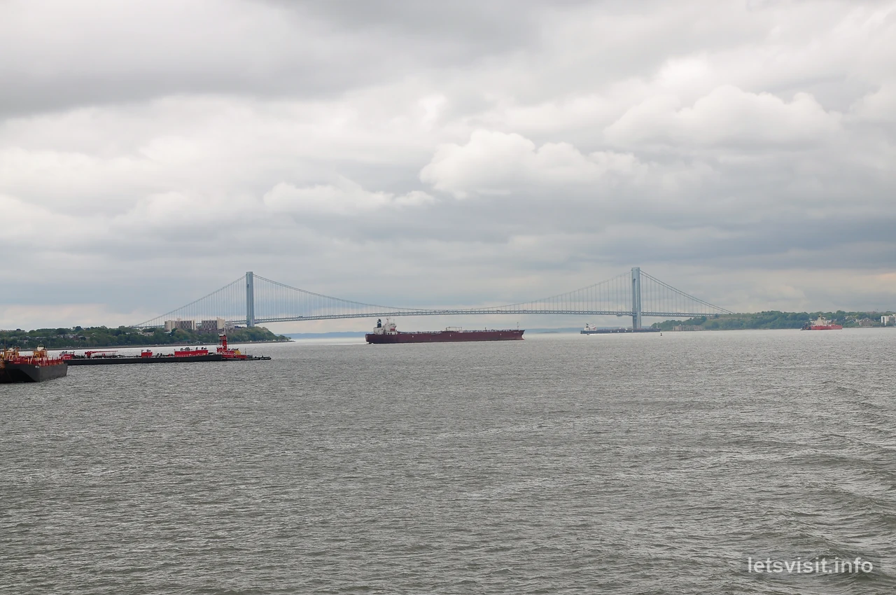 Jambatan gantung di kejauhan merentasi Pelabuhan New York