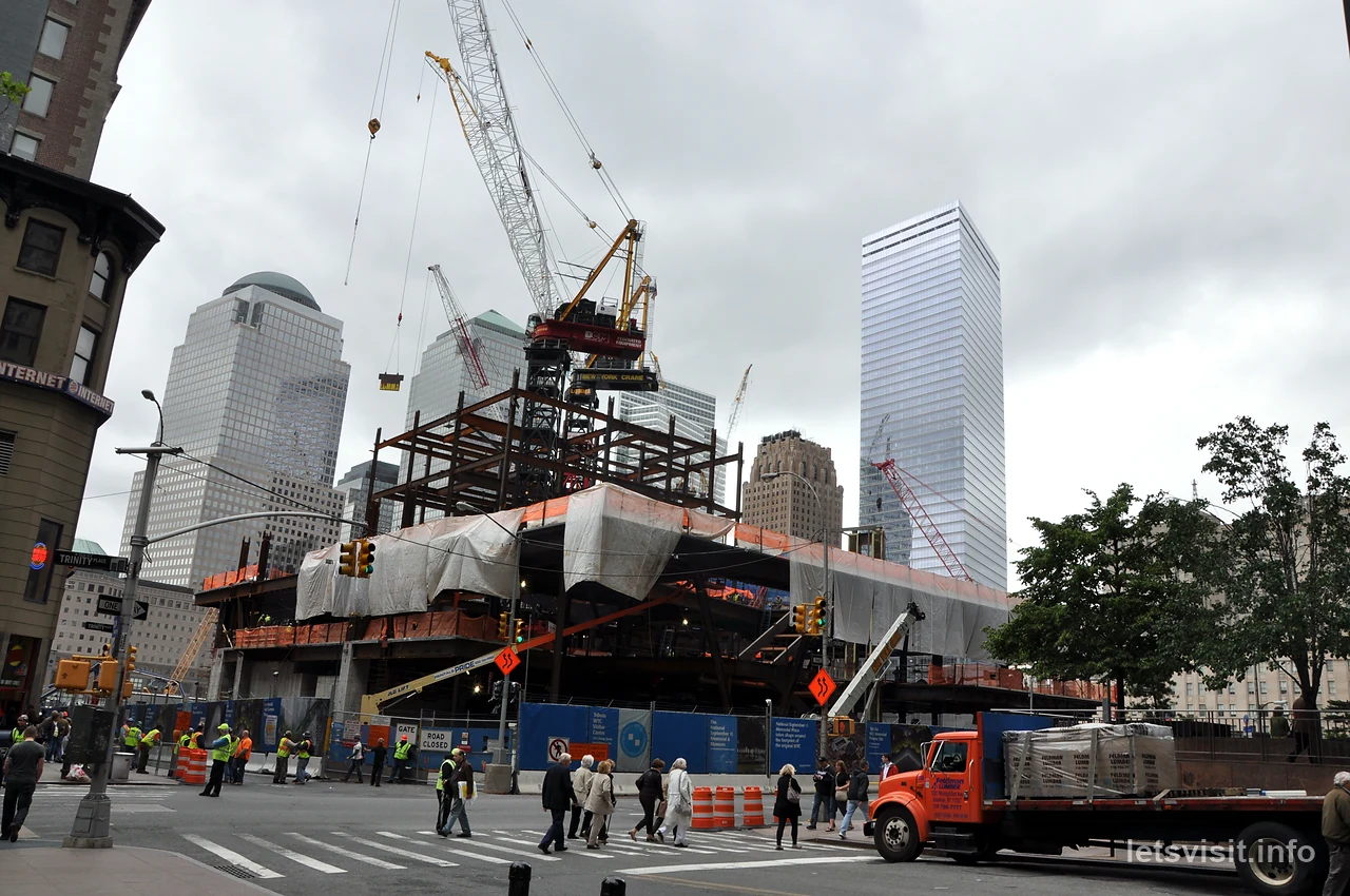 Rangka keluli dan kren di tapak pembinaan World Trade Center