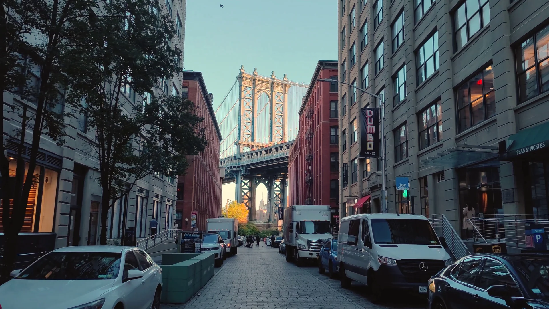 Ponte de Manhattan vista entre edifícios de DUMBO, no Brooklyn
