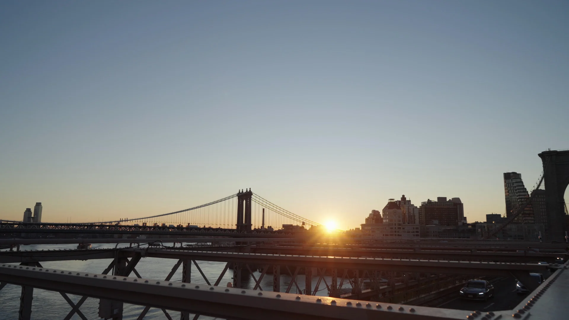 Nascer do sol visto da Ponte do Brooklyn, com a Ponte de Manhattan rio acima