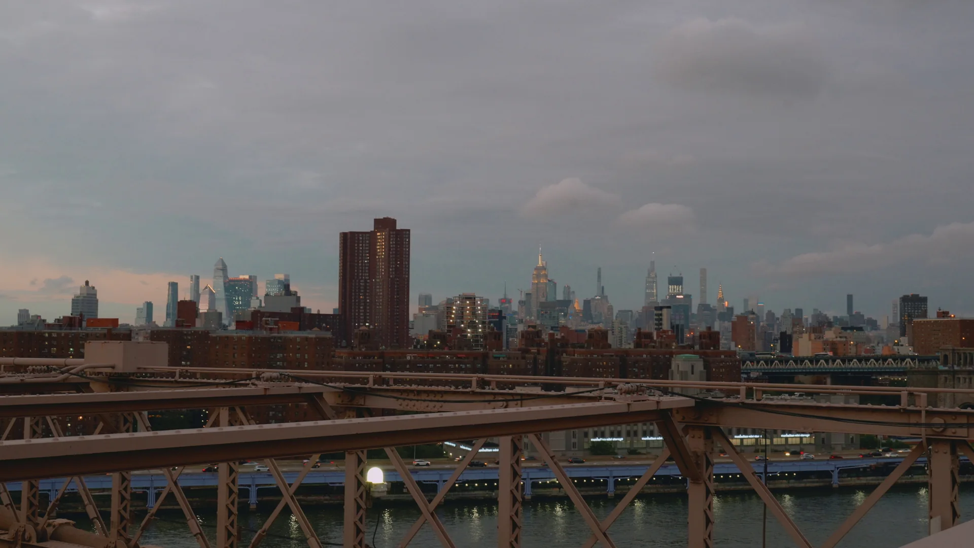 Horizonte de Midtown Manhattan além da estrutura de aço da Ponte do Brooklyn