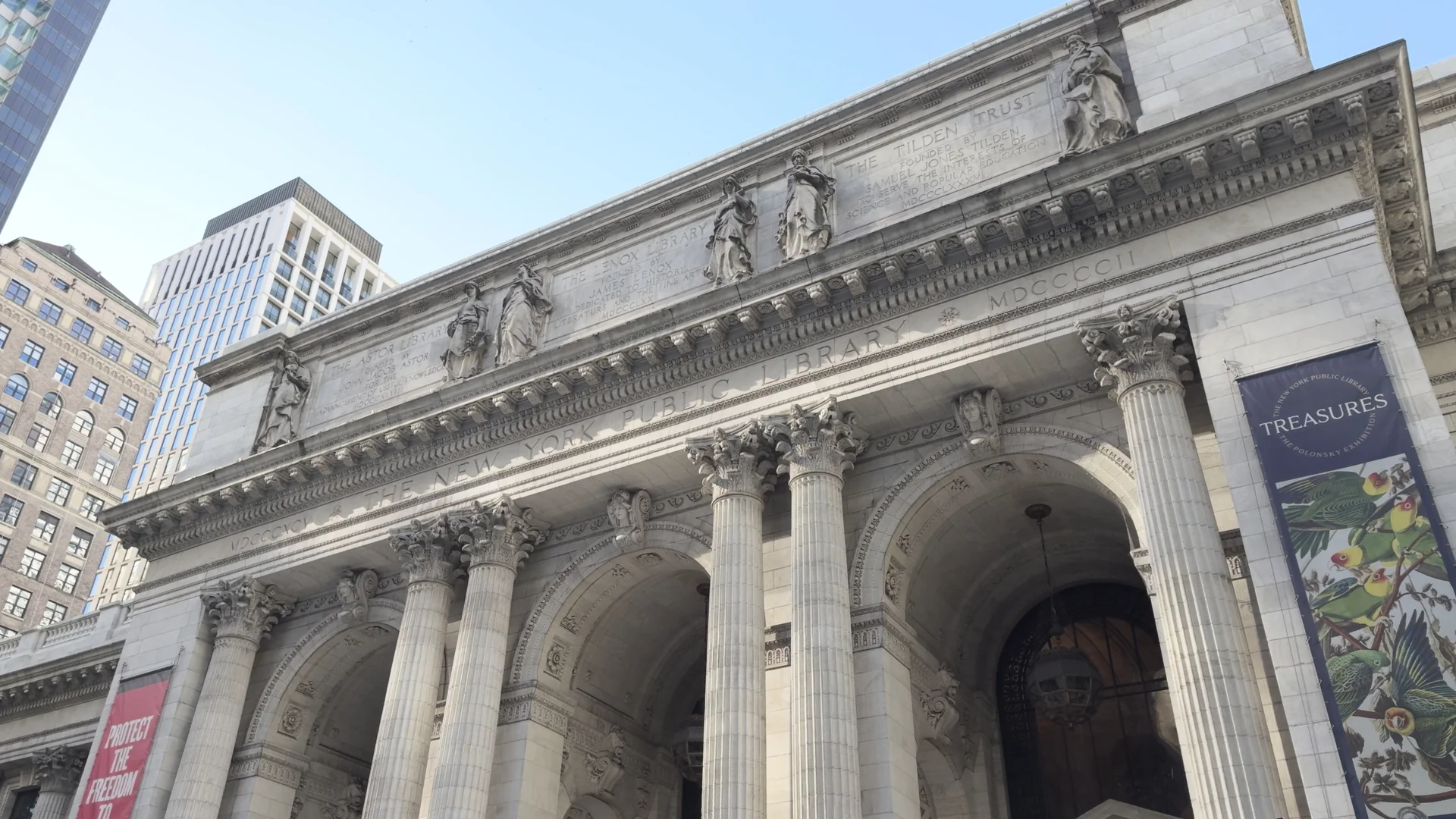 Entrada principal da Biblioteca Pública de Nova York na Quinta Avenida