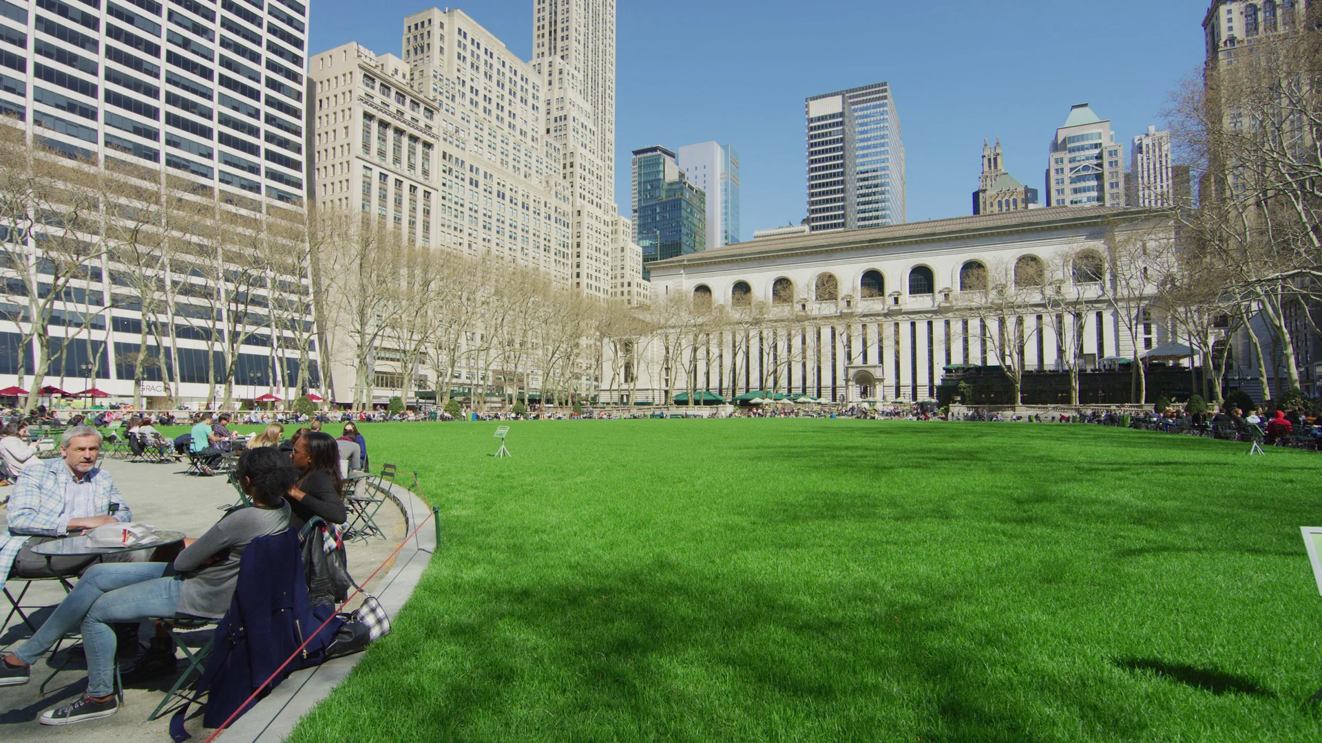 Gramado do Bryant Park e edifícios de Midtown ao redor