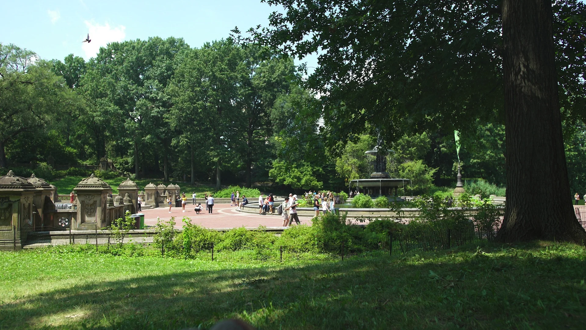 Gramado, árvores e terraços de pedra junto à Bethesda Terrace, no Central Park