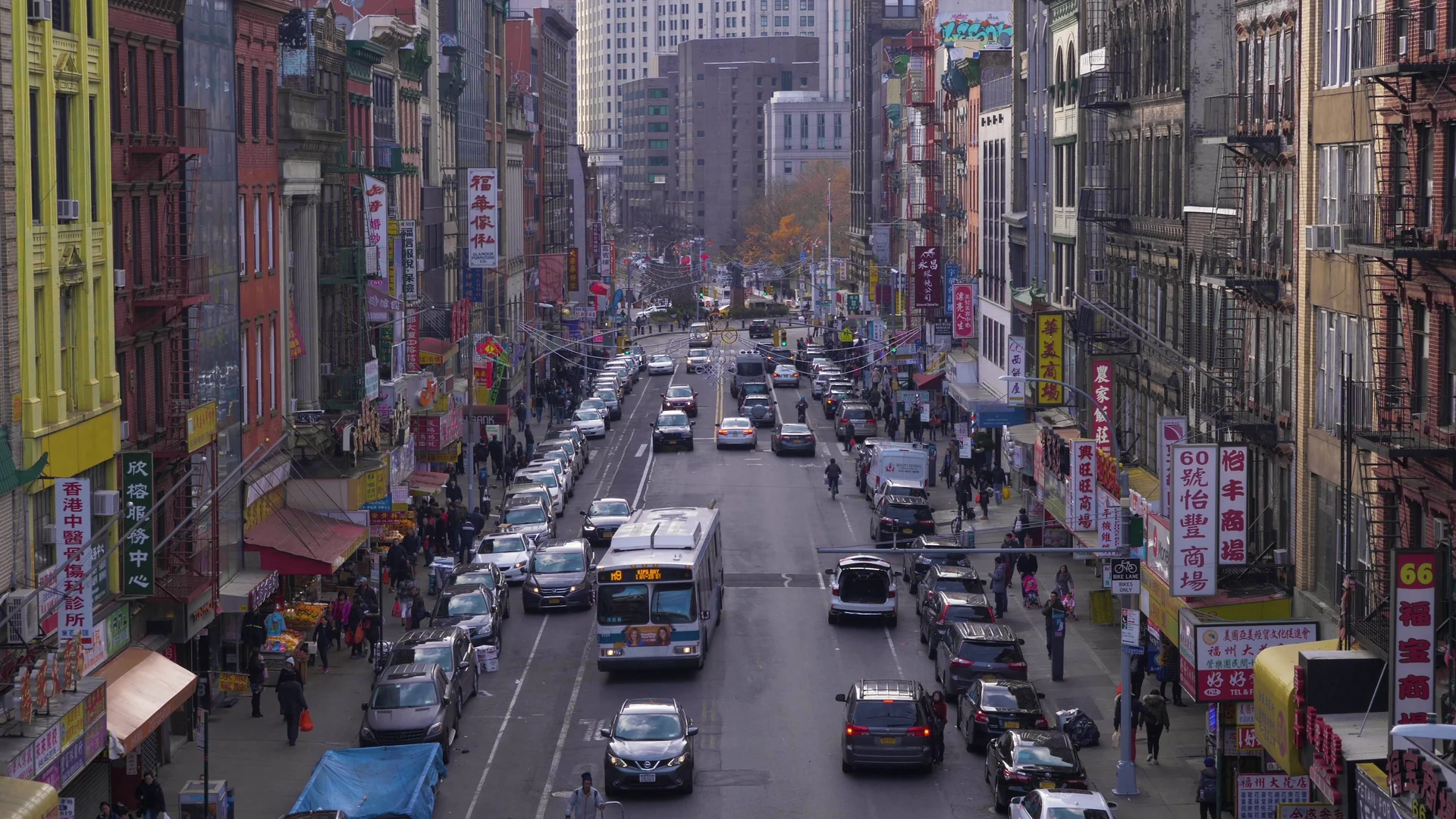 Letreiros de lojas e trânsito em uma rua da Chinatown de Manhattan